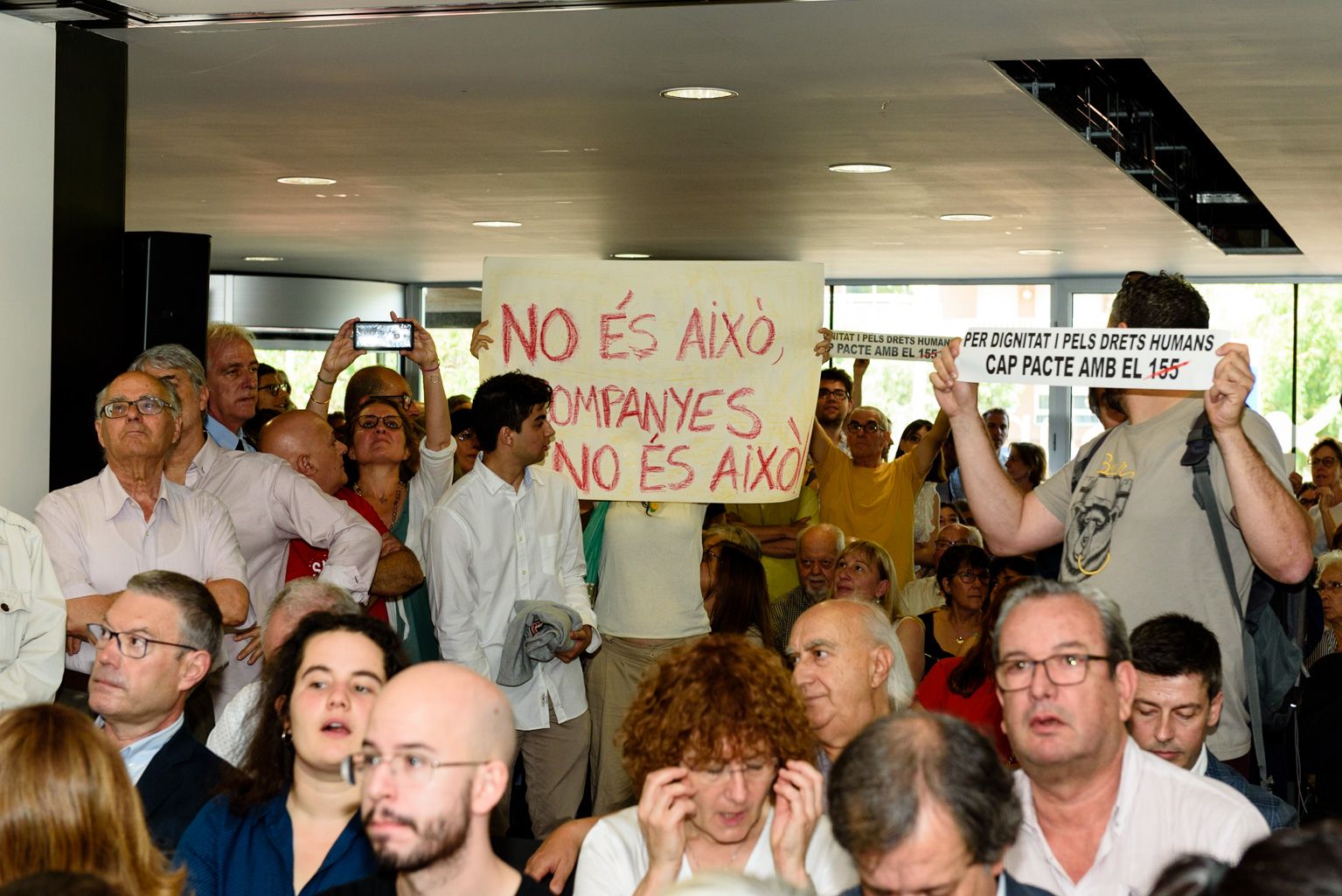 Moments de tensió durant la constitució del nou consistori. FOTO: Miguel López Mallach