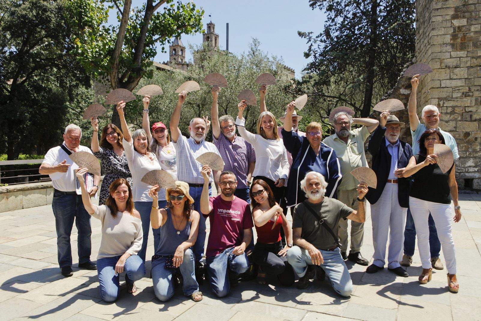 Foto de família de la presentació les Lectures a la Fresca 2019, amb el vano. FOTO: Bernat Millet