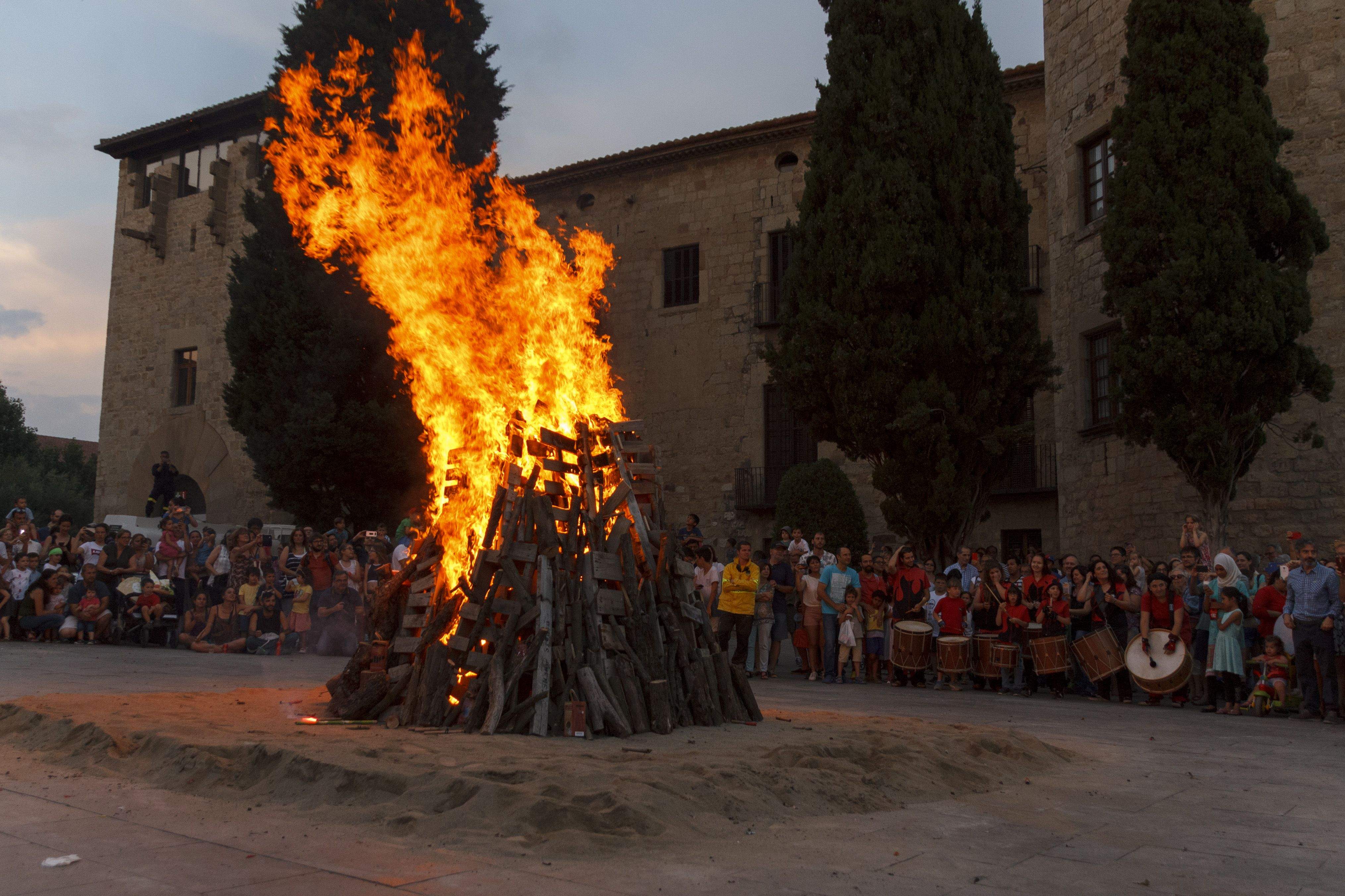 Foguera de Sant Joan de l'any passat a la plaça d'Octavià. FOTO: Paula Galván