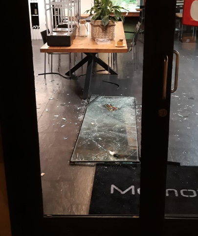 Els lladres han rebentat el vidre de l'entrada del restaurant de Valldoreix FOTO: Cedida