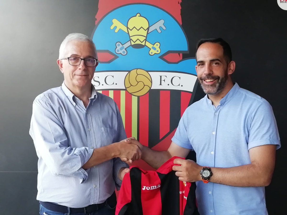 Llorenç Santasusagna, a l'esquerra, i Joan García en el moment oficial de la renovació. FOTO: Twitter Sant Cugat FC