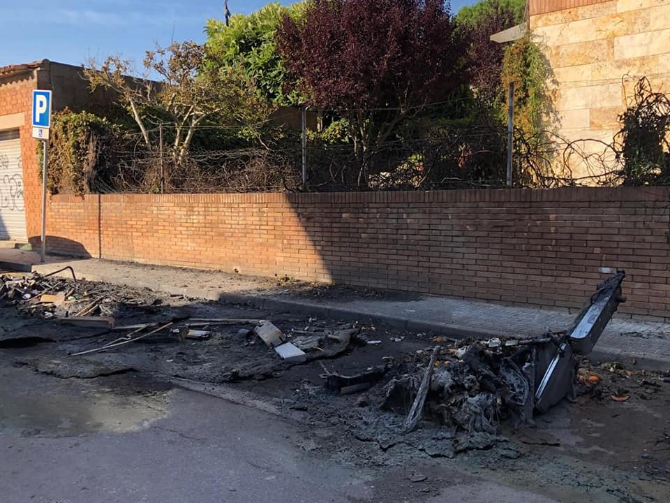 Els contenidors cremats al carrer de Sant Salvador de Sant Cugat FOTO: Cedida
