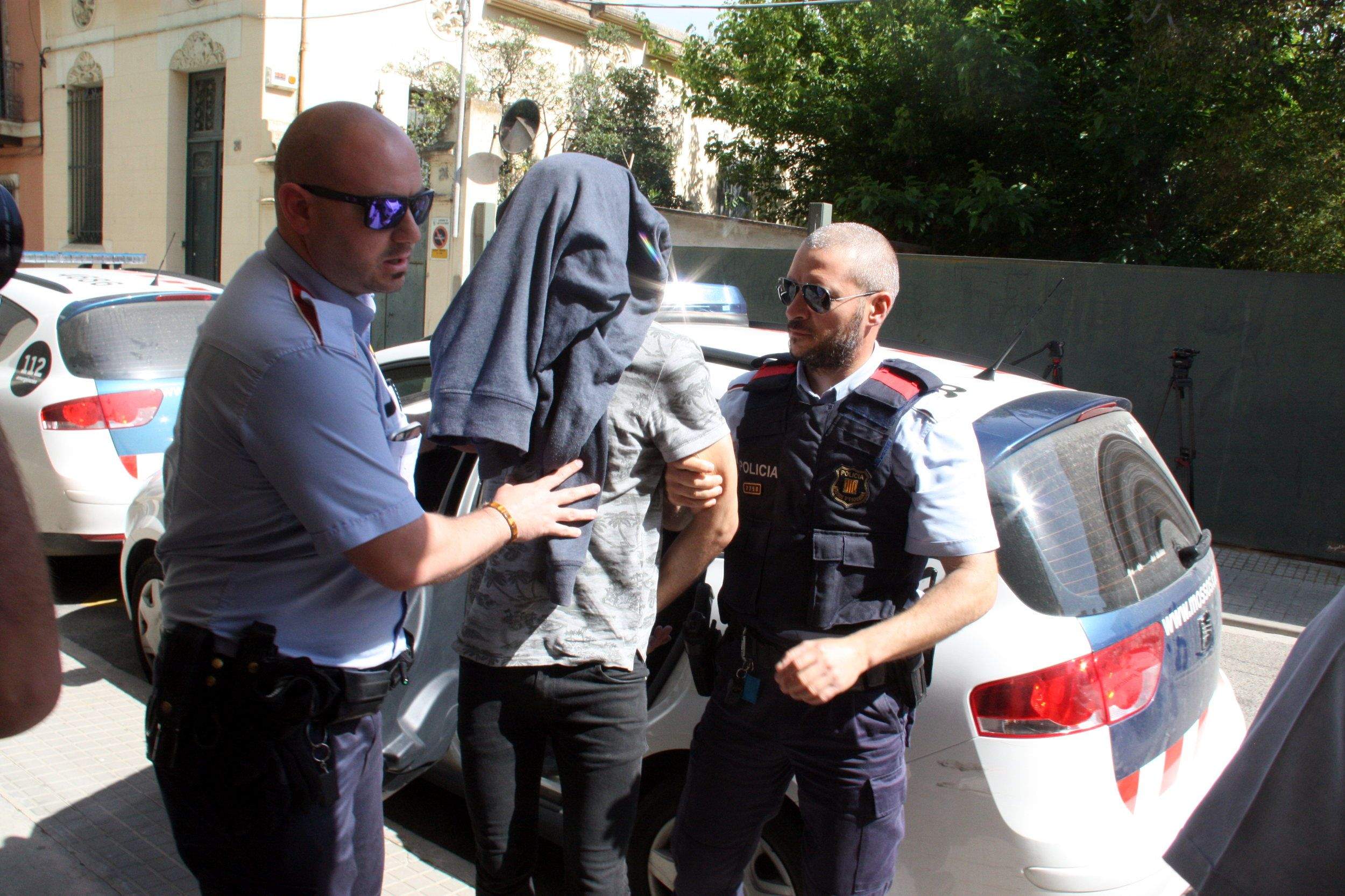 Els Mossos d'Esquadra porten un dels detinguts per l'assassinat de Jordi Comas als Jutjats de Sant Feliu de Guíxols, el 27 de maig del 2016 FOTO: ACN