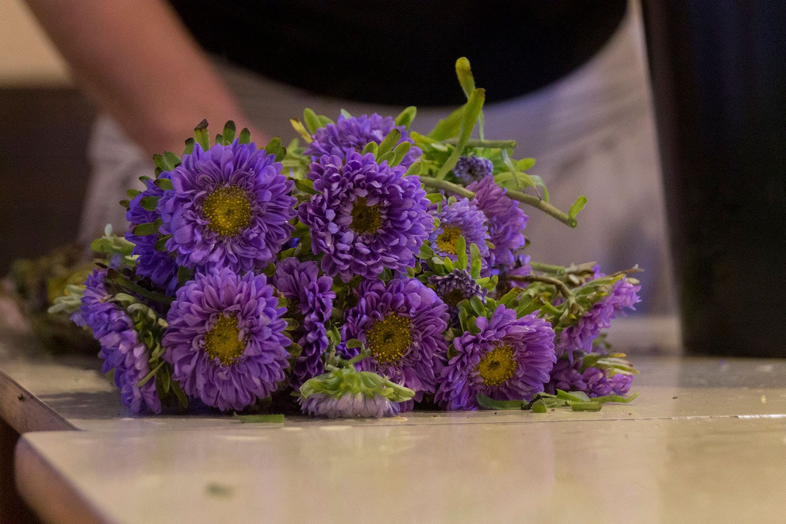 Preparació de les flors pel Corpus Christi. FOTO: Paula Galván