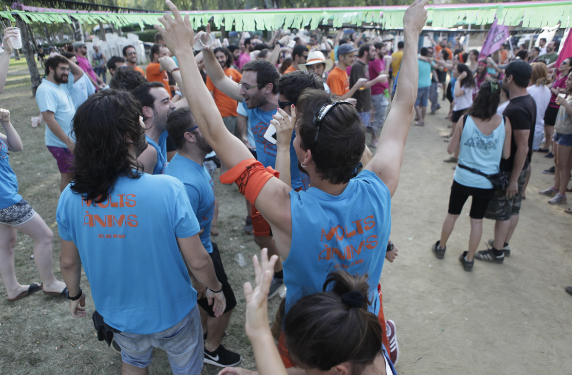 Batalla de penyes a la Festa Major Alternativa de Sant Cugat FOTO: Artur Ribera