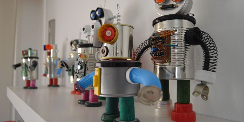 Els robots que fabrica en Joan estan fets a partir de llaunes, taps, cables i tubs FOTO: Lluís Bassa