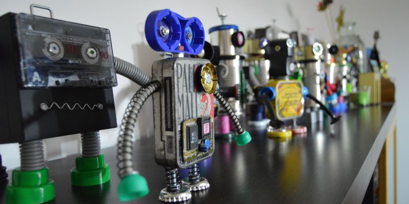 Detall dels robots que la família d'en Joan tenen exposats a casa seva FOTO: Lluís Bassa