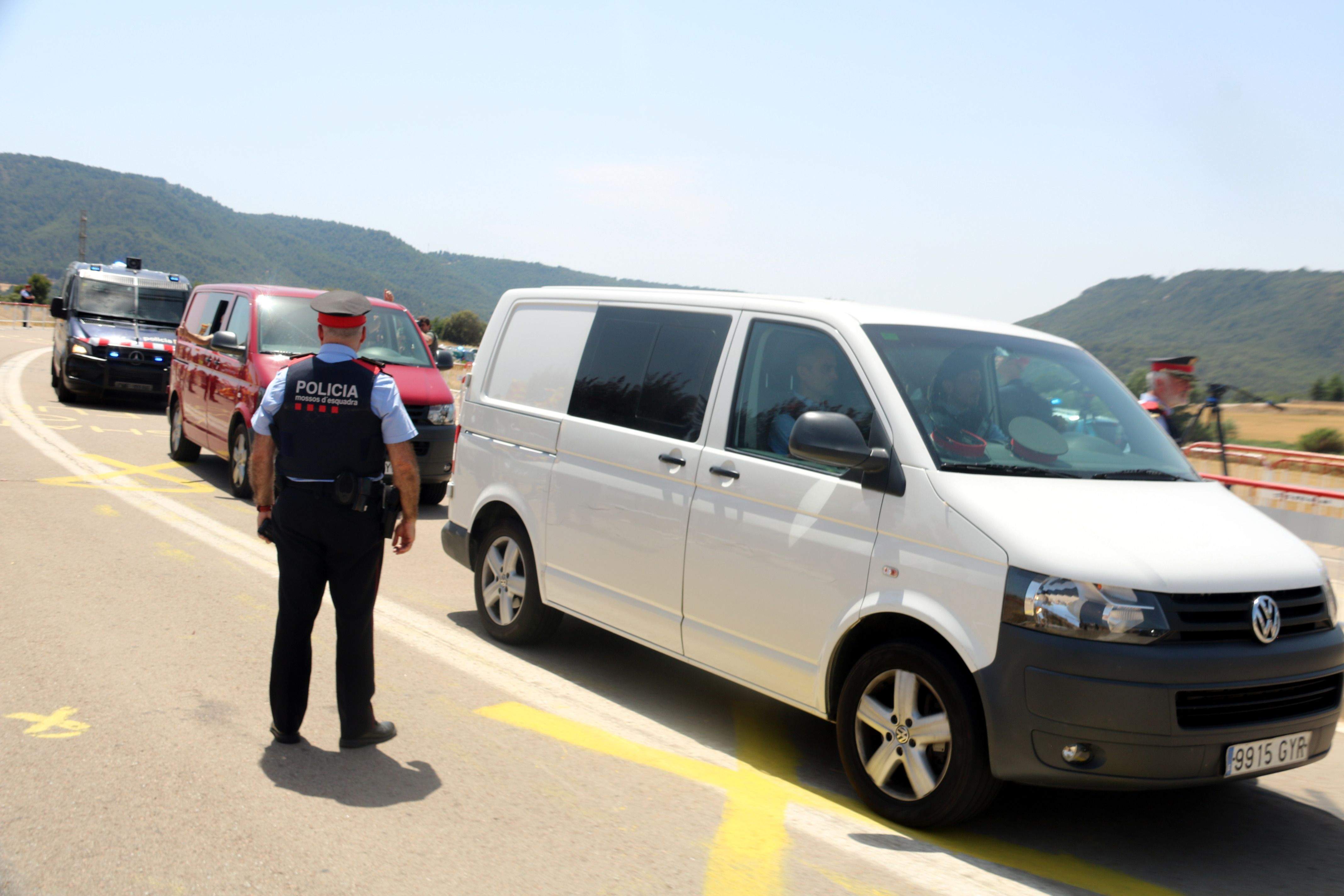 Les dues furgonetes on viatgen els set presos independentistes arriben a Lledoners custodiats pels Mossos d'Esquadra. FOTO: ACN