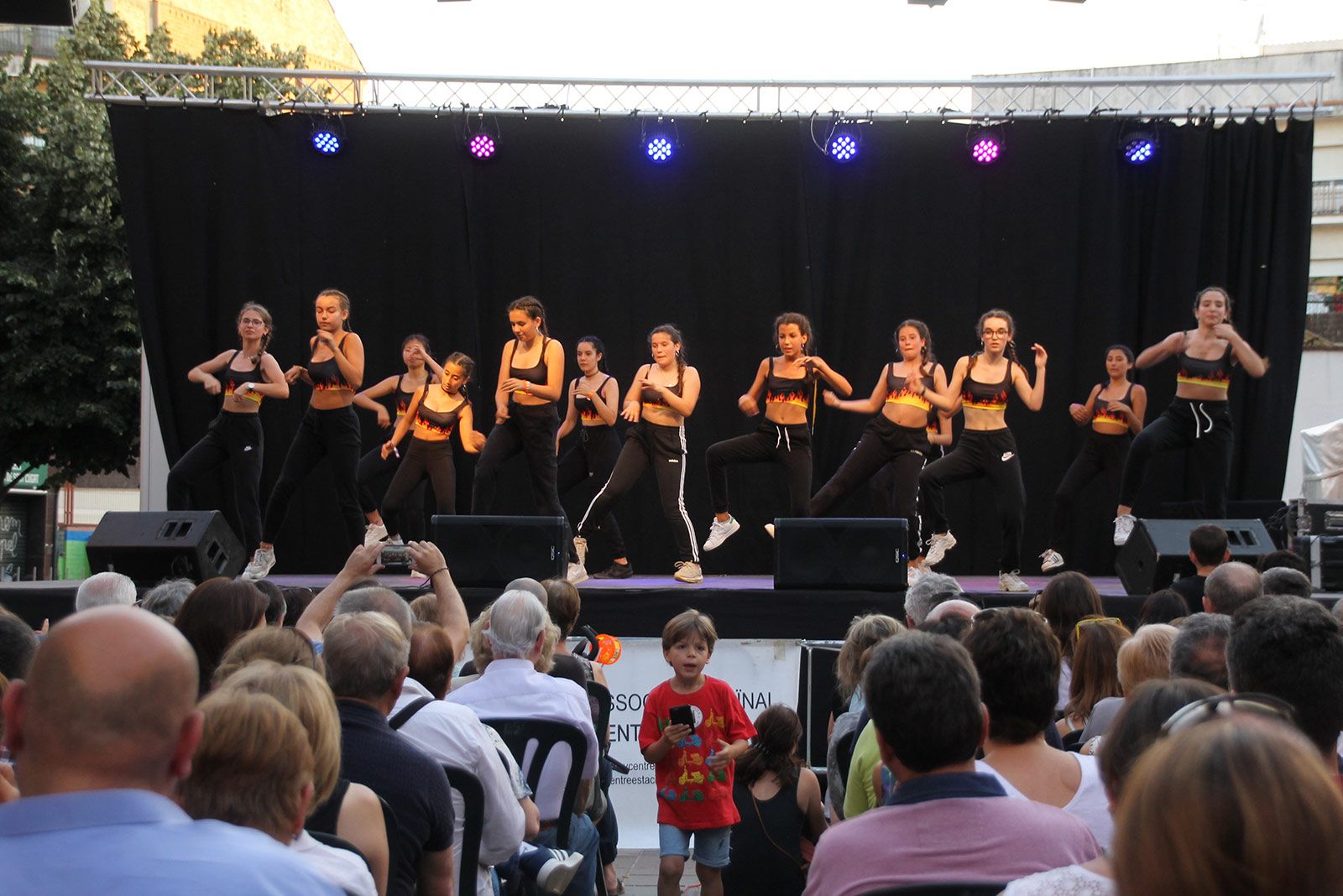 Hip Hop de la mà dels grups de ball de l'Escola Sant Cugat i Ibi & Pau Arnal. FOTO: Paula Galván