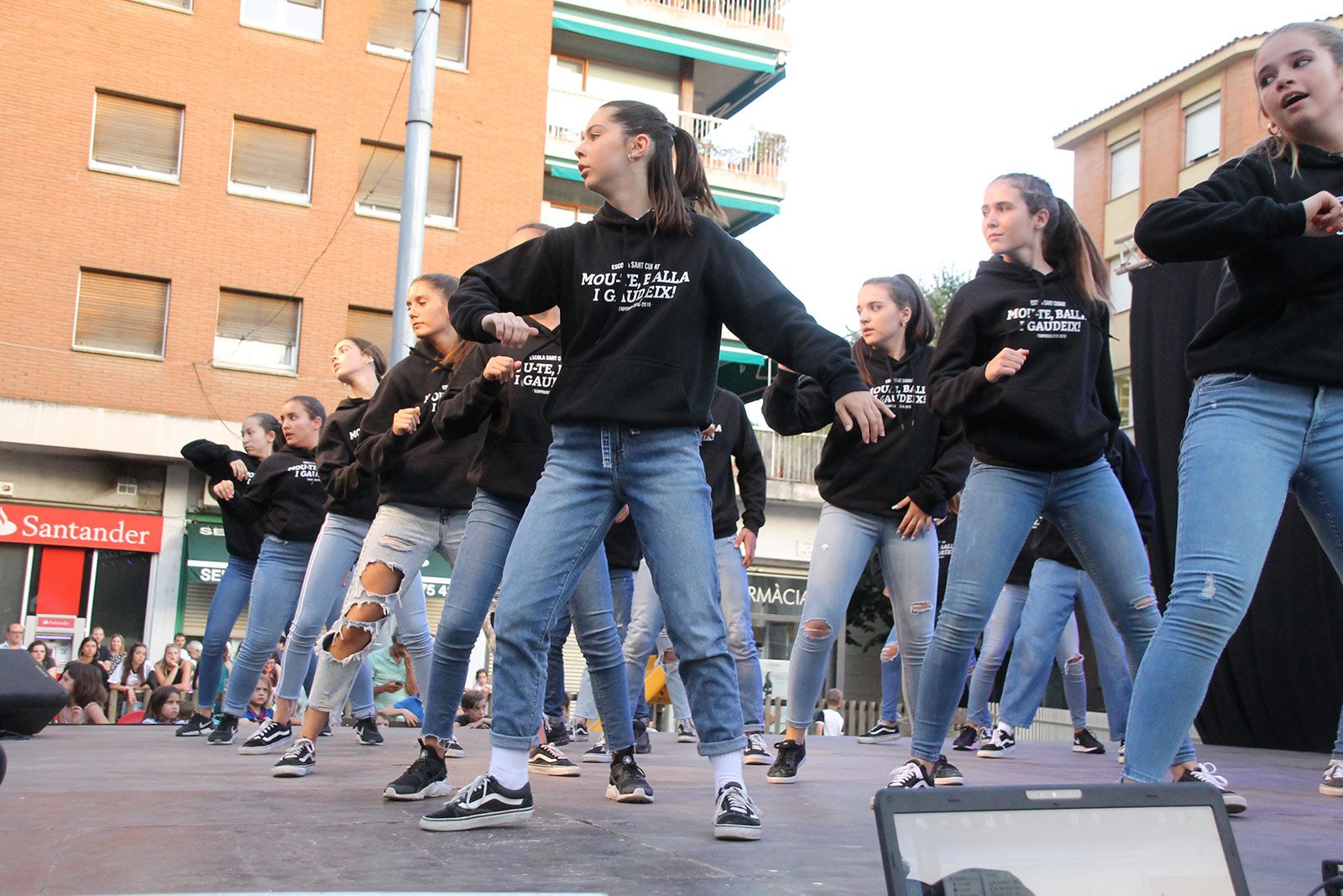 Hip Hop de la mà dels grups de ball de l'Escola Sant Cugat i Ibi & Pau Arnal. FOTO: Paula Galván