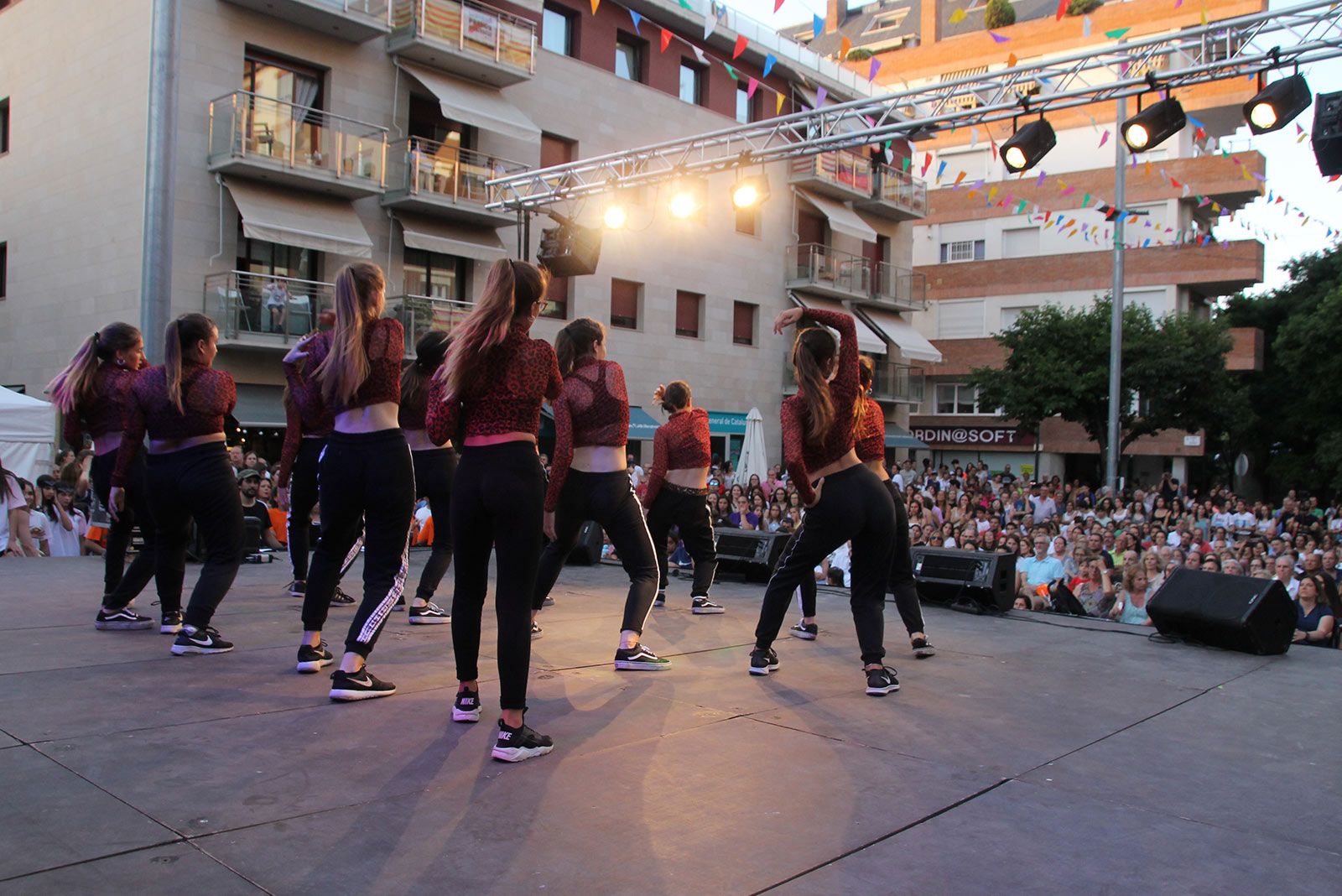 Hip Hop de la mà dels grups de ball de l'Escola Sant Cugat i Ibi & Pau Arnal. FOTO: Paula Galván