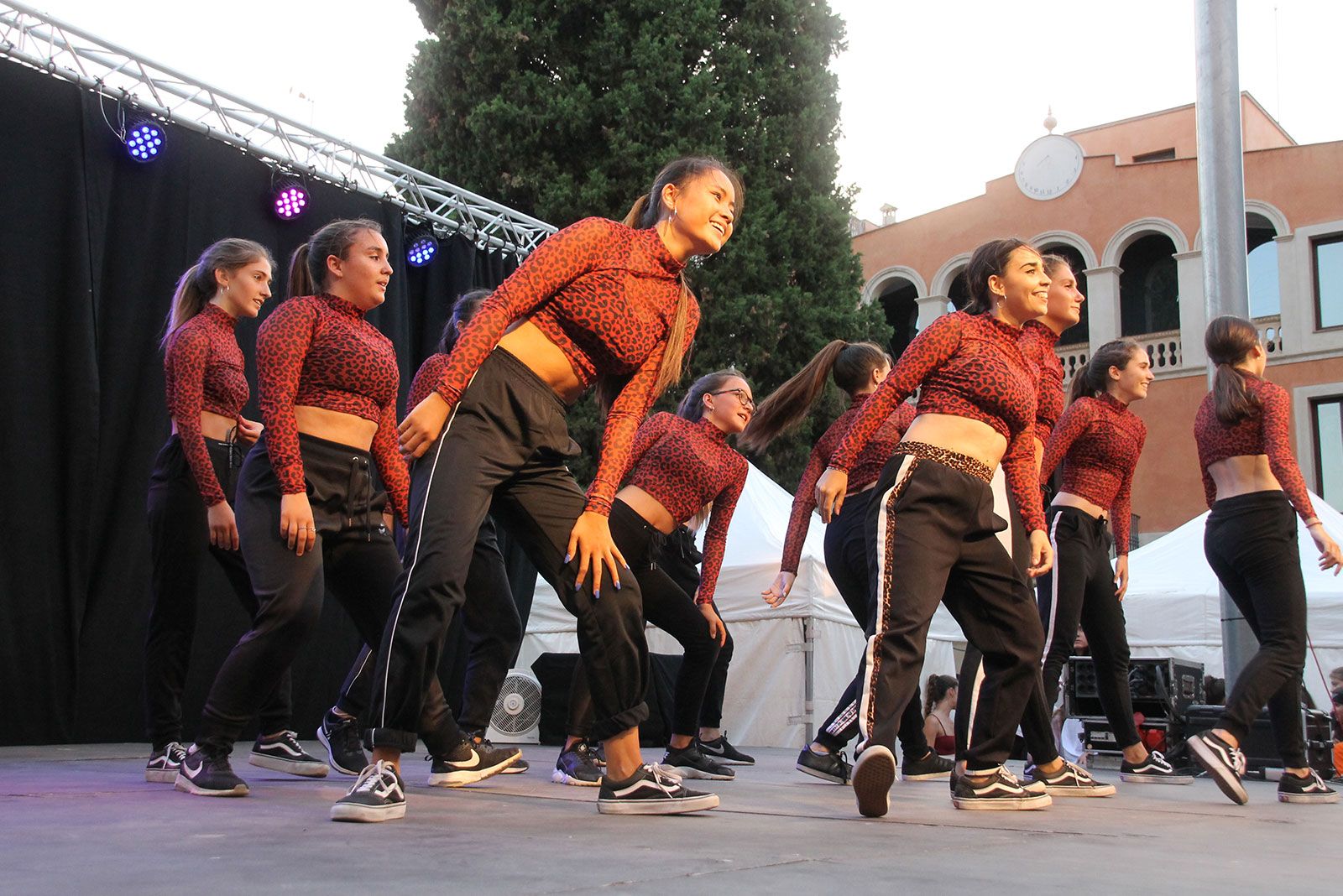 Hip Hop de la mà dels grups de ball de l'Escola Sant Cugat i Ibi & Pau Arnal. FOTO: Paula Galván