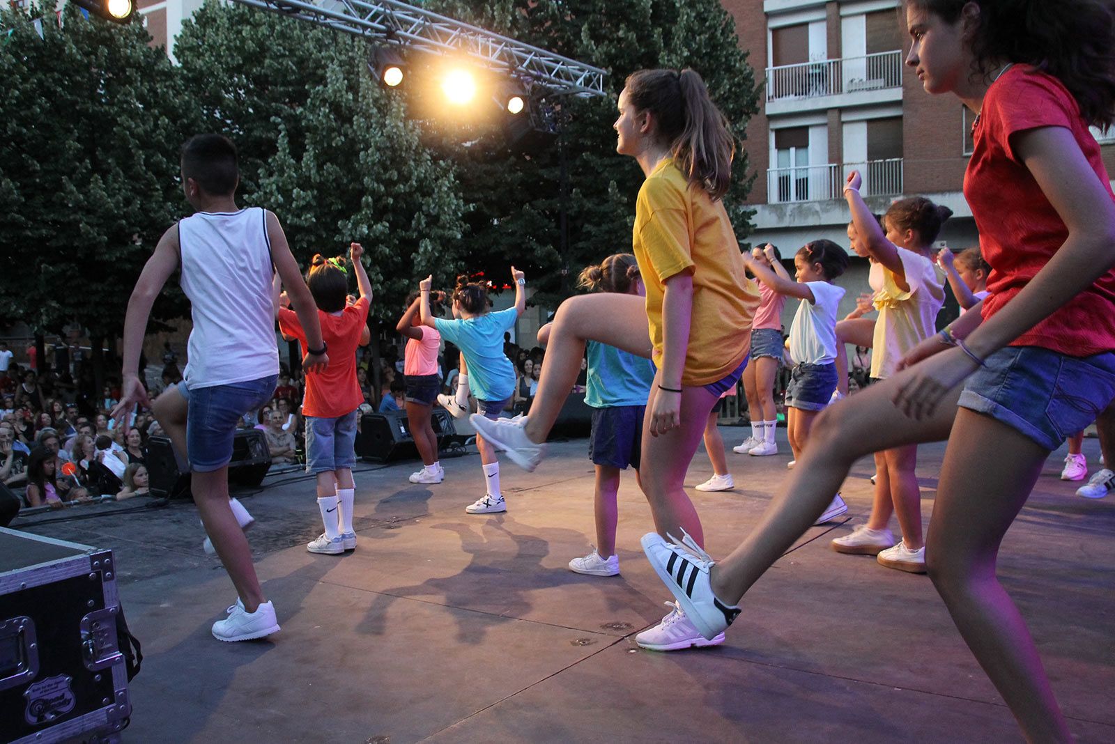 Hip Hop de la mà dels grups de ball de l'Escola Sant Cugat i Ibi & Pau Arnal. FOTO: Paula Galván