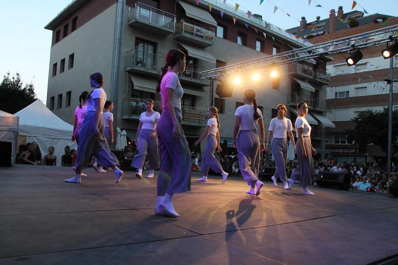 Hip Hop de la mà dels grups de ball de l'Escola Sant Cugat i Ibi & Pau Arnal. FOTO: Paula Galván