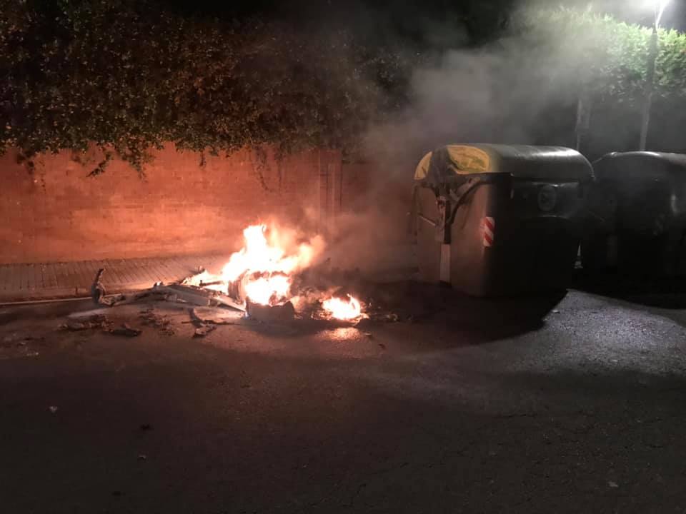 Contenidors cremats aquest 27 de juny al carrer de Sant Salvador de Sant Cugat FOTO: Cedida