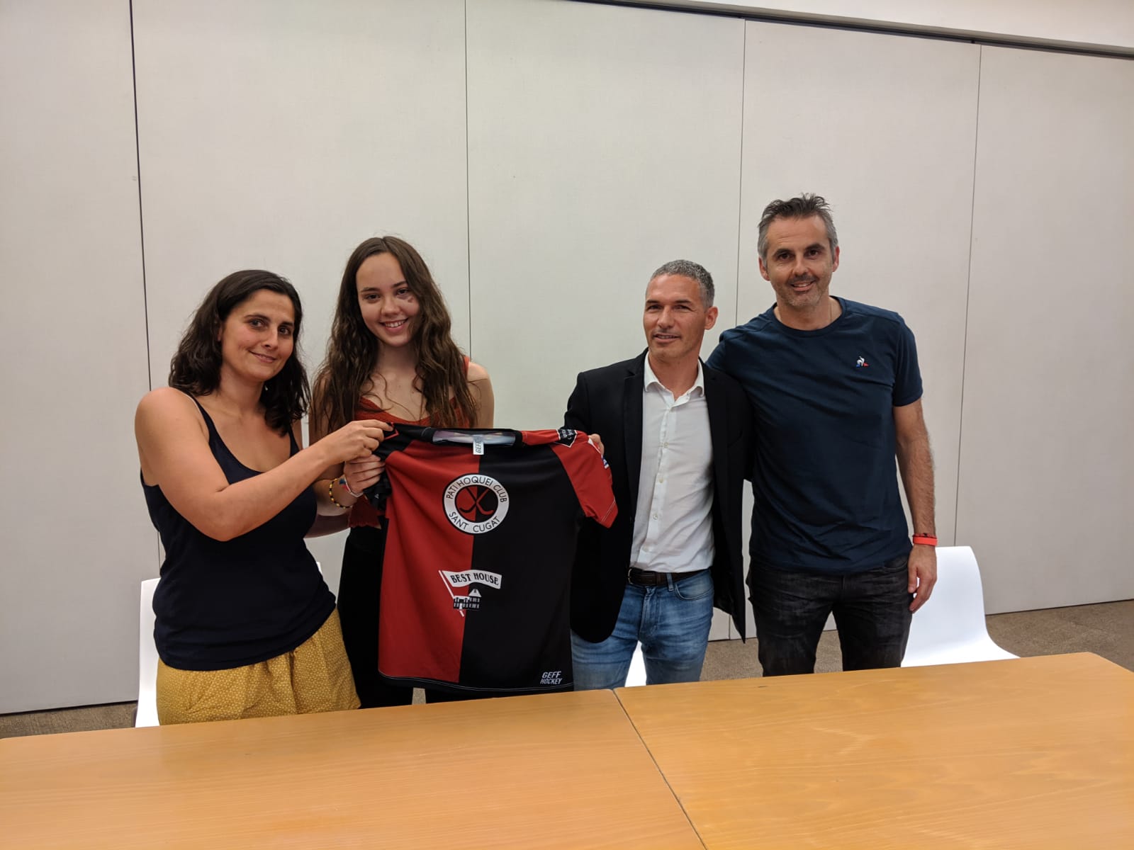 D'esquerra a dreta: Tamburini (capitana), Pujadas, Marzá (president del club) i Borregan (entrenador del femení). FOTO: PHCSC