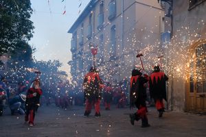 Corre el foc del correfoc infantil i jove. Foto: Alex Gómez