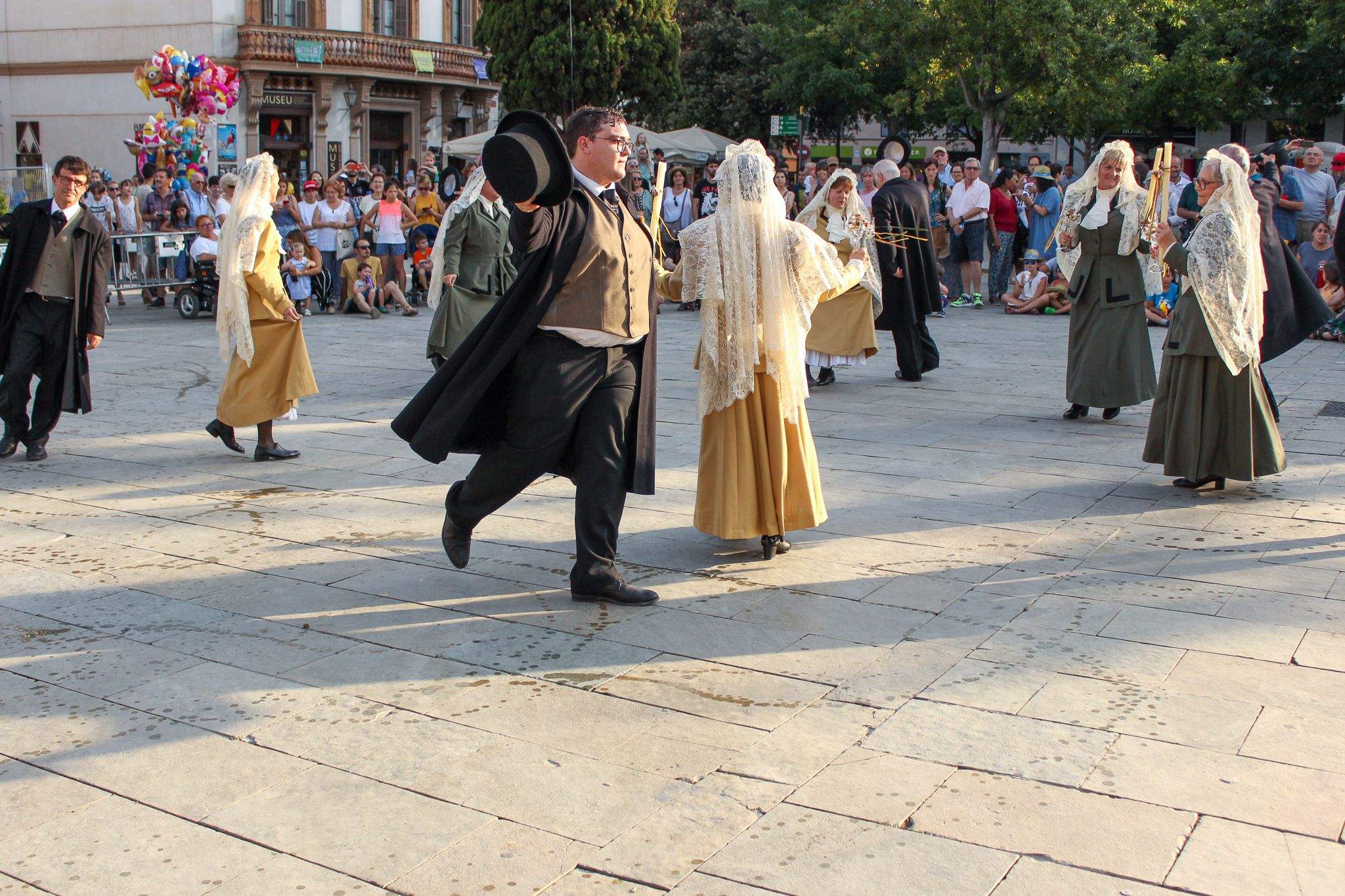 Balls i Entremesos d'arreu de Catalunya a la plaça d'Octavià. Foto: Alex Gómez