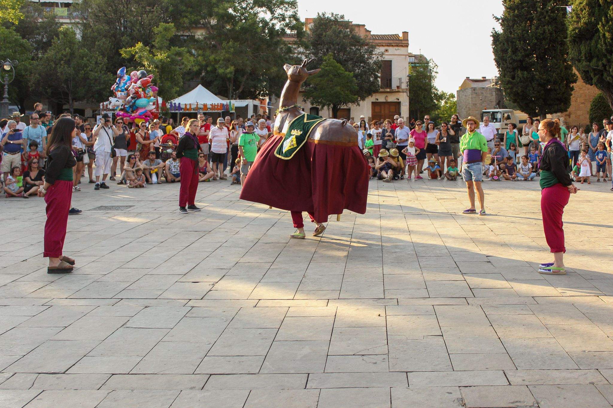 Balls i Entremesos d'arreu de Catalunya a la plaça d'Octavià. Foto: Alex Gómez