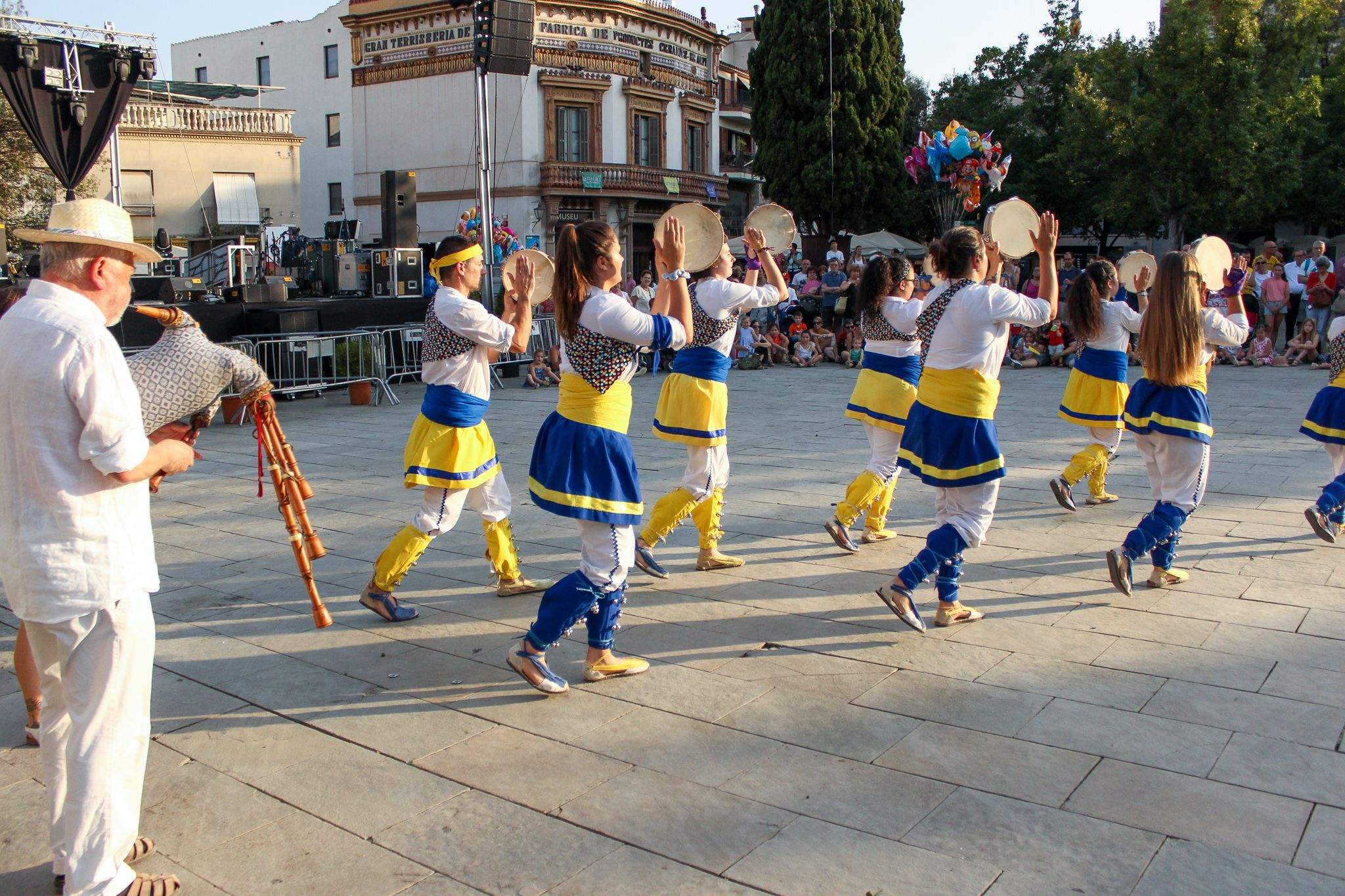 Balls i Entremesos d'arreu de Catalunya a la plaça d'Octavià. Foto: Alex Gómez