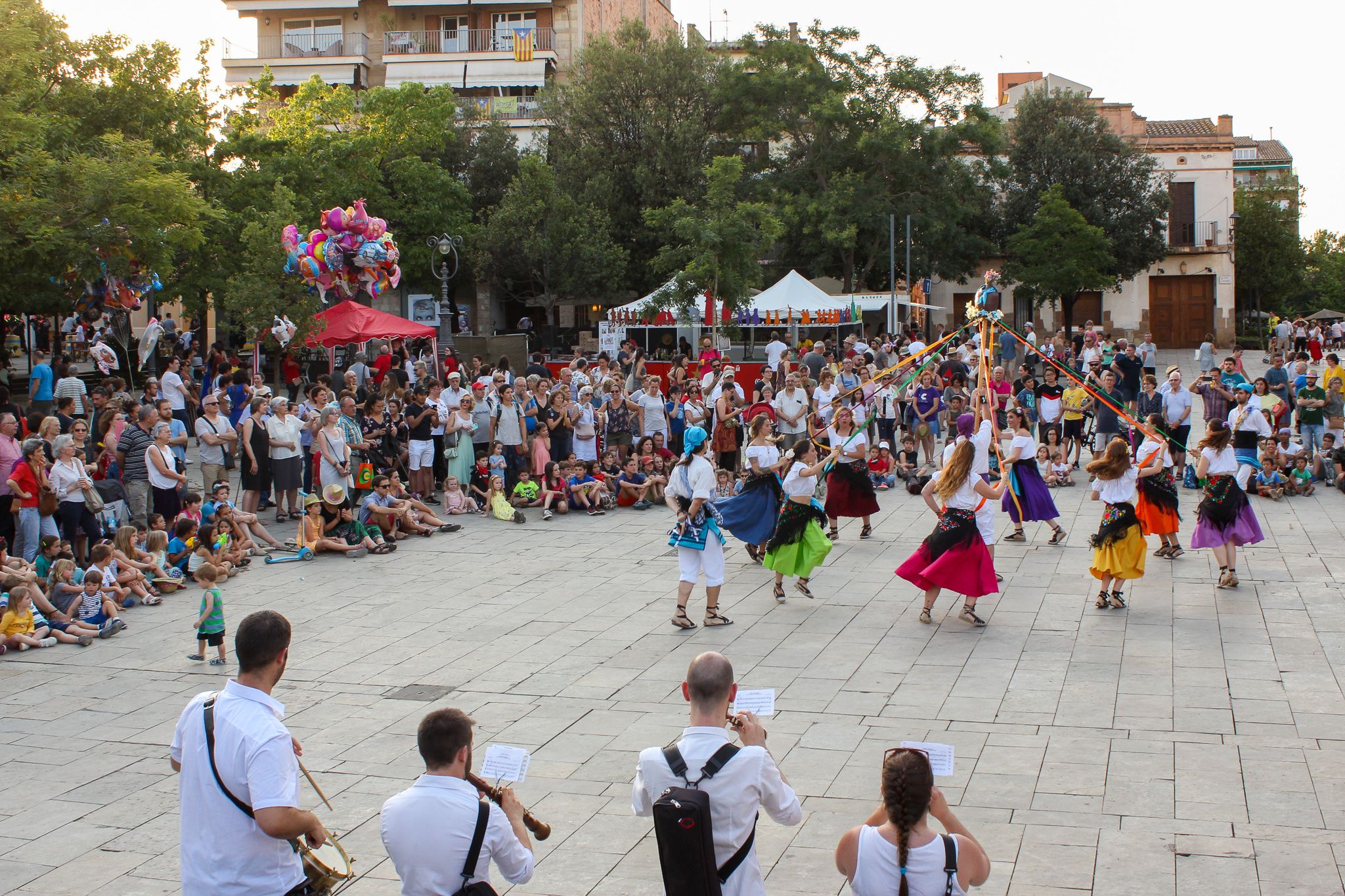 Balls i Entremesos d'arreu de Catalunya a la plaça d'Octavià. Foto: Alex Gómez