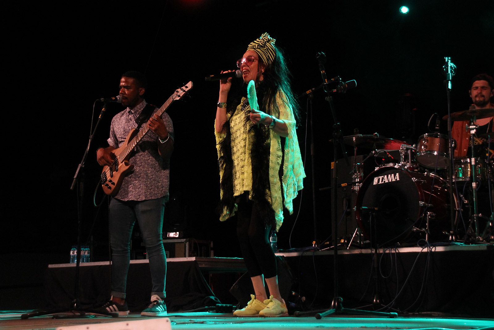 Marinah amb "Ojos de Brujo" en concert a Espai Arrel. FOTO: Paula Galván