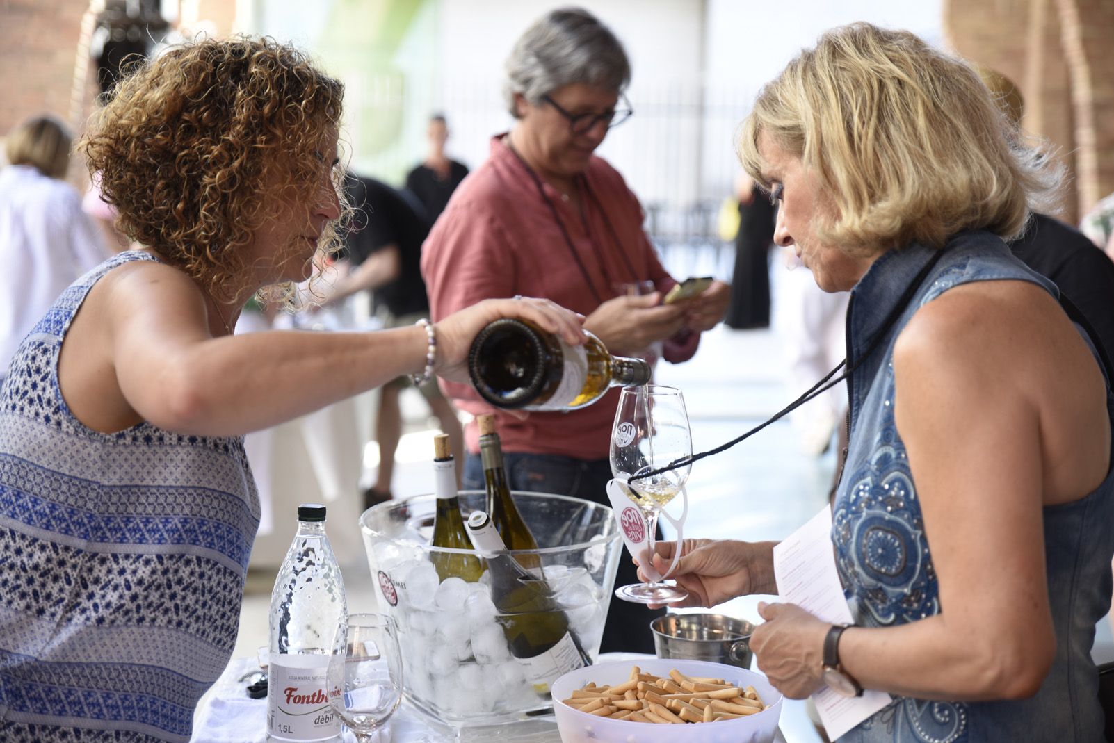 Un passat tast de vins al Celler Modernista. Foto: Bernat Millet.