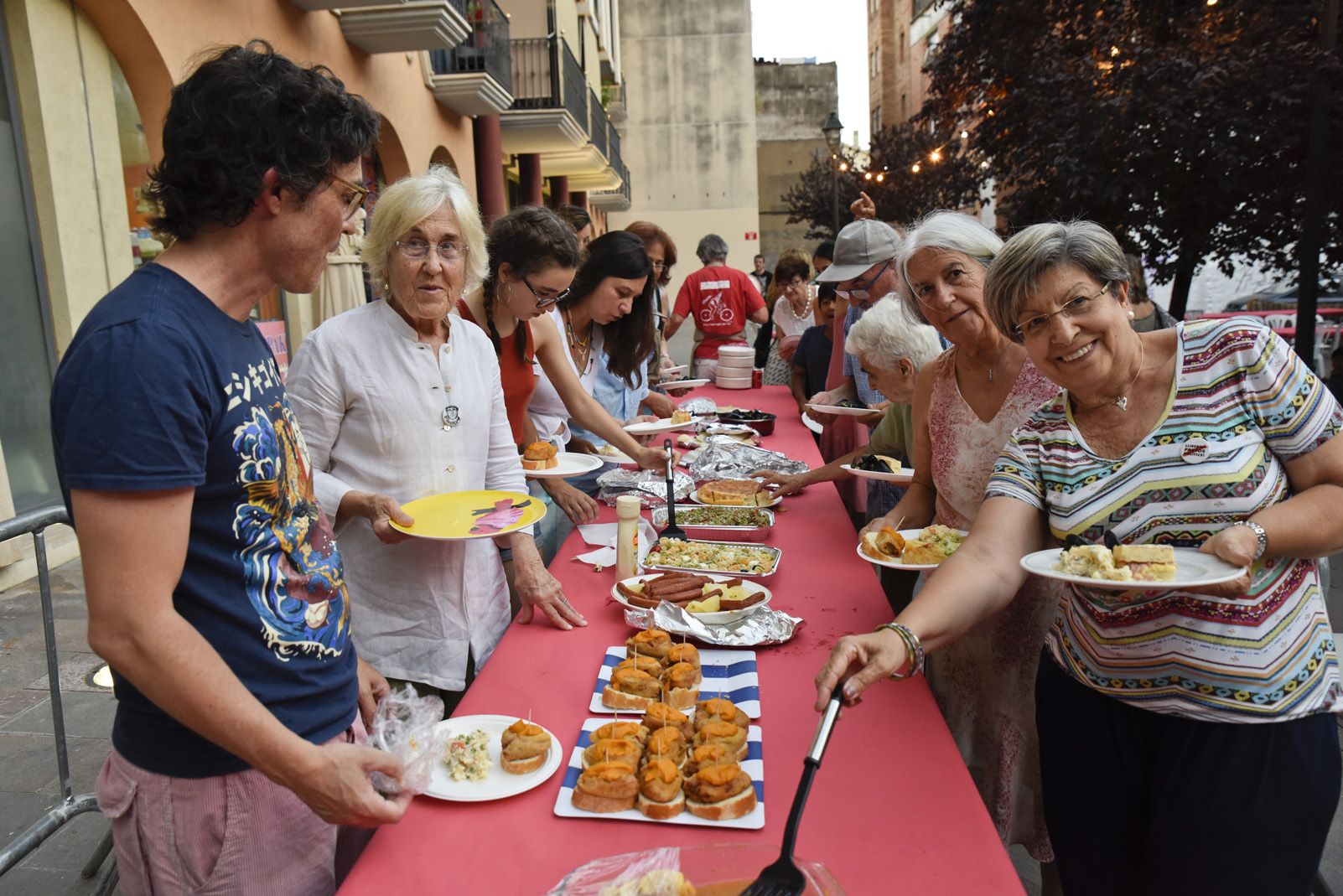 Sopar popular del barri Centre Estació. Foto: Bernat Millet.