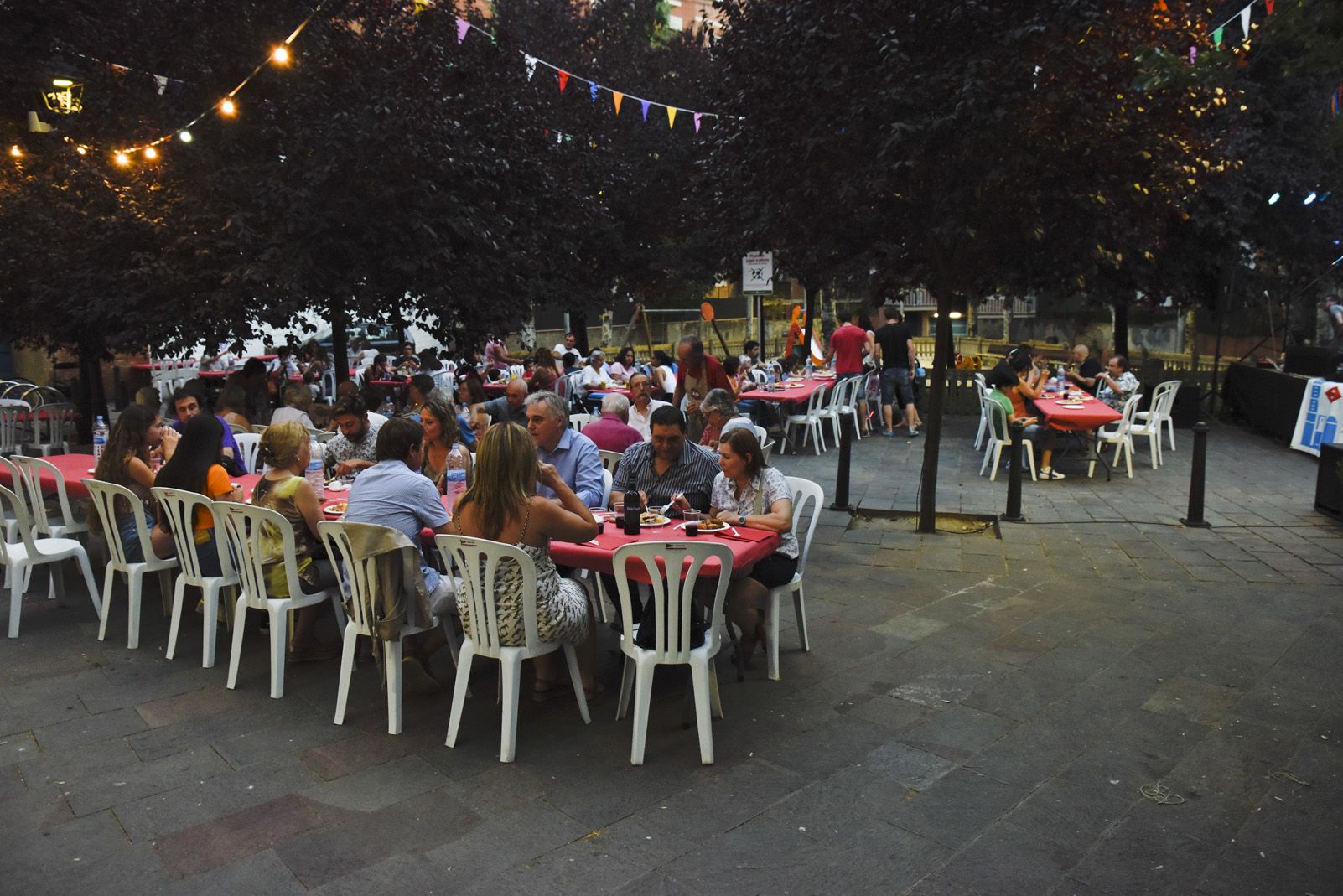 El barri Centre Estació sempre celebra sopars, vermuts i trobades per festa major. Foto: Bernat Millet.