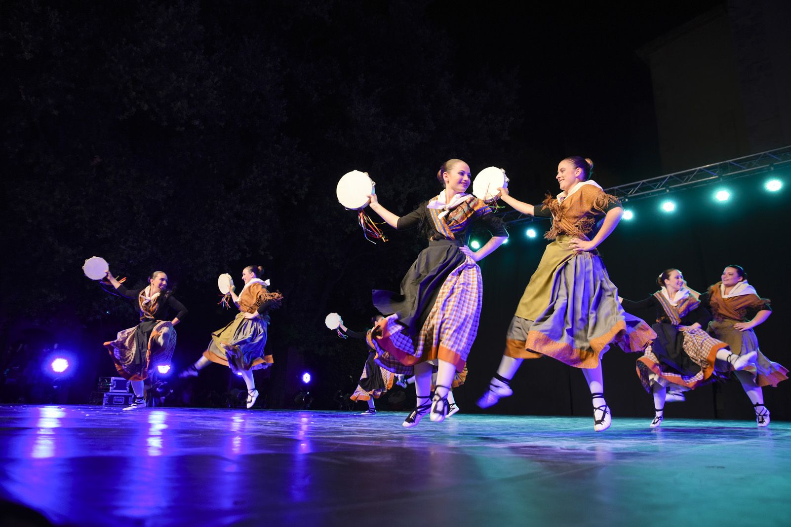 Trasdansar: espectacle de dansa d'arrel tradicional per el grup Mediterrania. Foto: Bernat Millet.