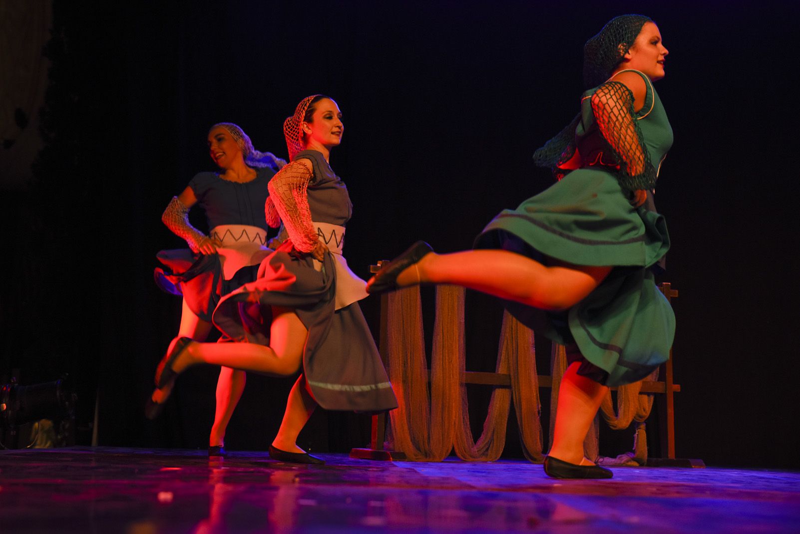 Trasdansar: espectacle de dansa d'arrel tradicional per el grup Mediterrania. Foto: Bernat Millet.