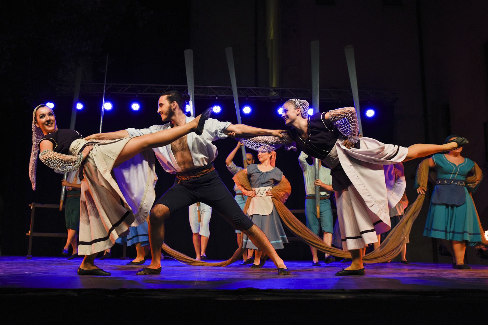 Trasdansar: espectacle de dansa d'arrel tradicional per el grup Mediterrania. Foto: Bernat Millet.