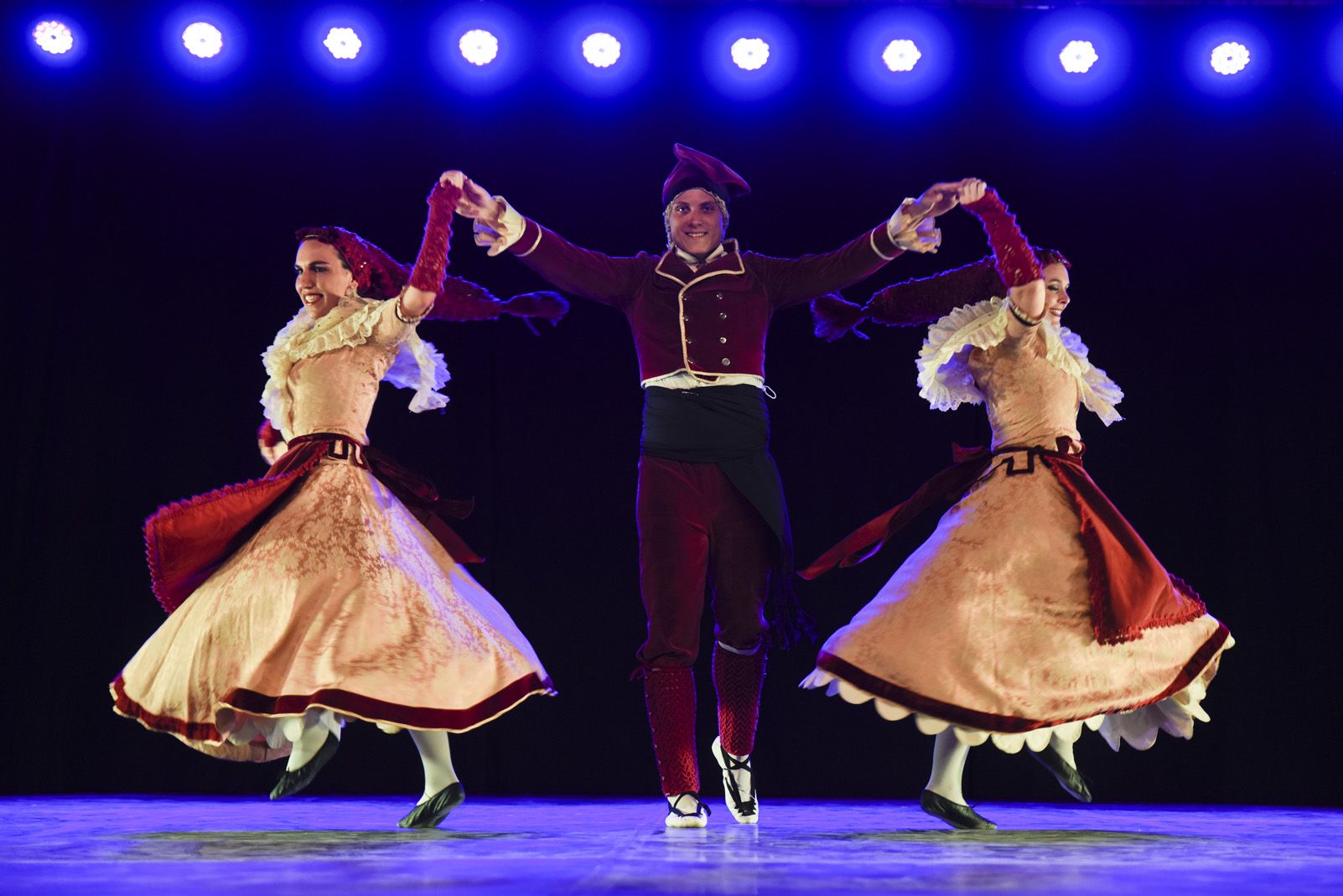Trasdansar: espectacle de dansa d'arrel tradicional per el grup Mediterrania. Foto: Bernat Millet.