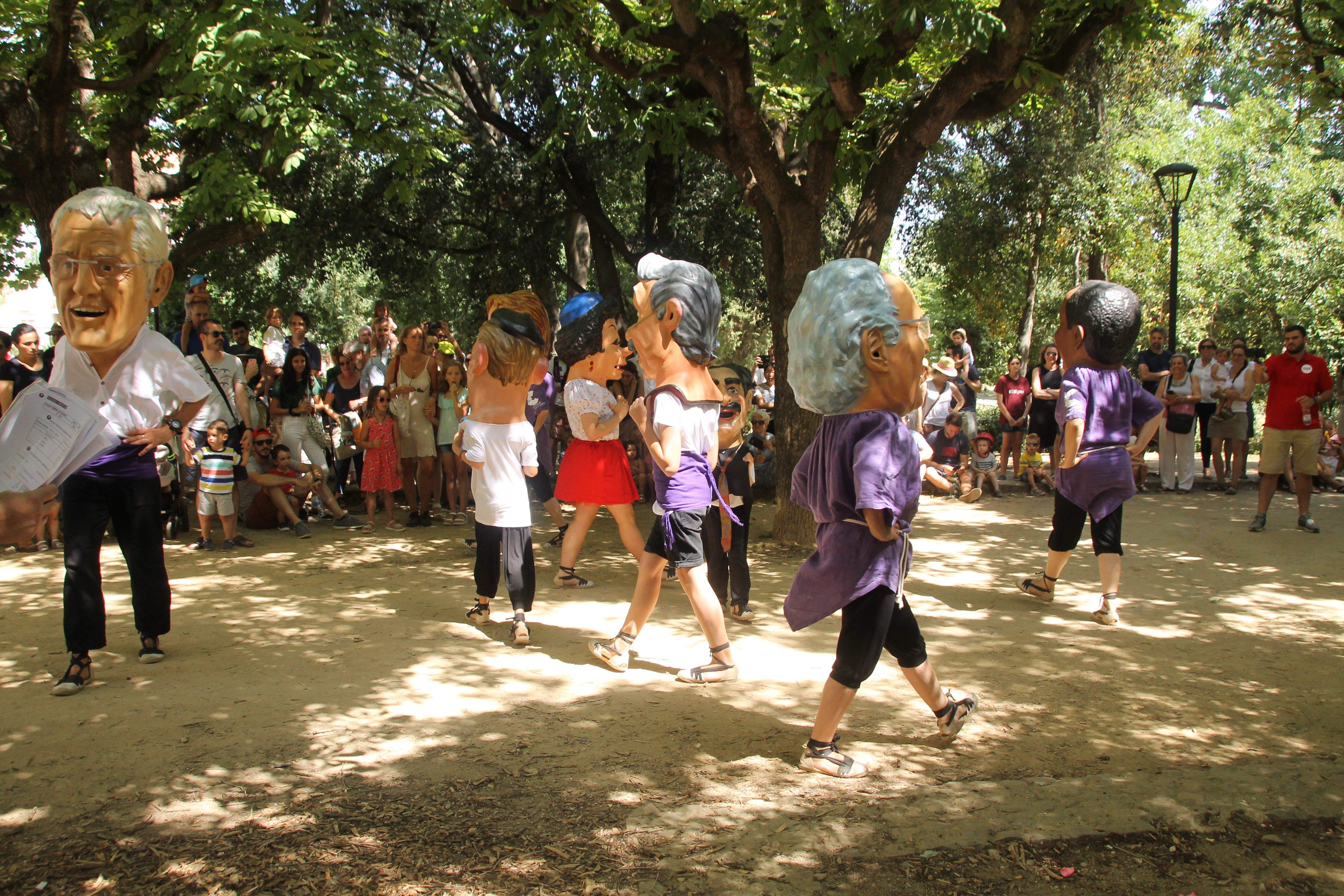 Els Caparrots es llueixen amb el Ball de Festa Major. FOTO: Paula Galván