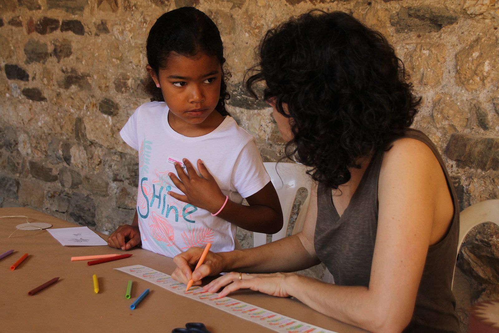 Taller de joguines òptiques al Claustre en família. FOTO: Paula Galván