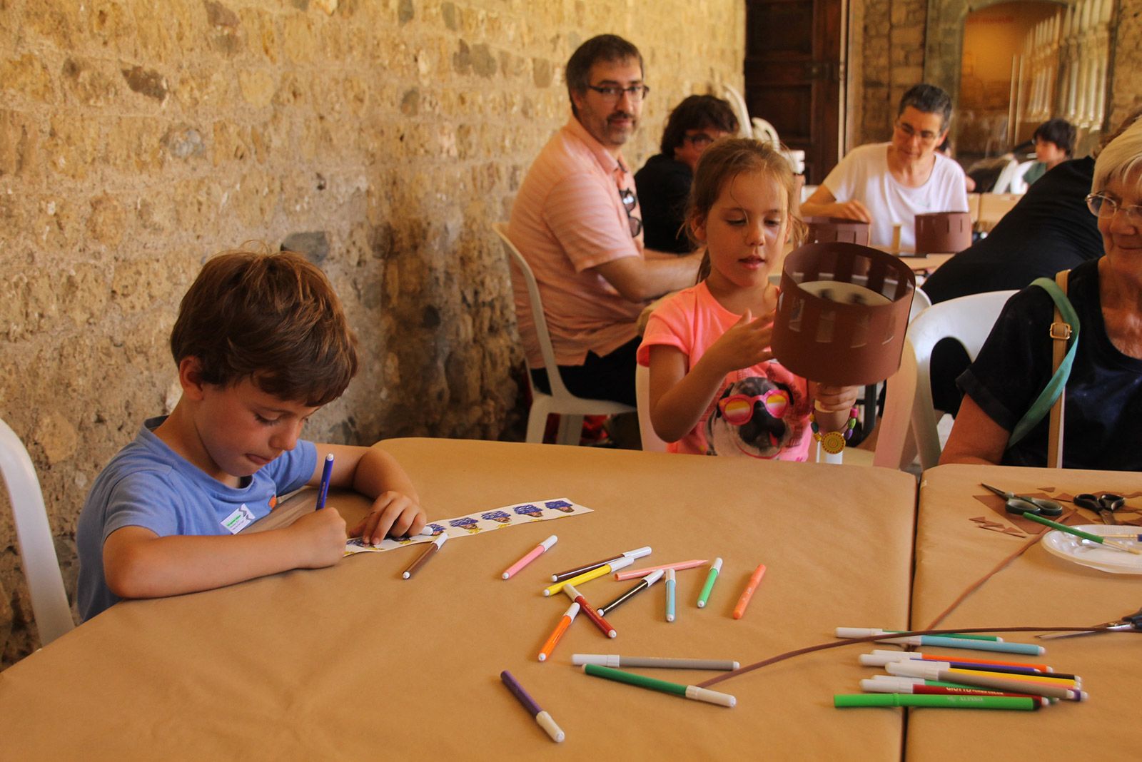 Taller de joguines òptiques al Claustre en família. FOTO: Paula Galván