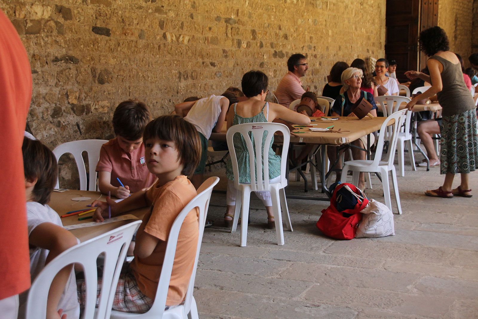 Taller de joguines òptiques al Claustre en família. FOTO: Paula Galván