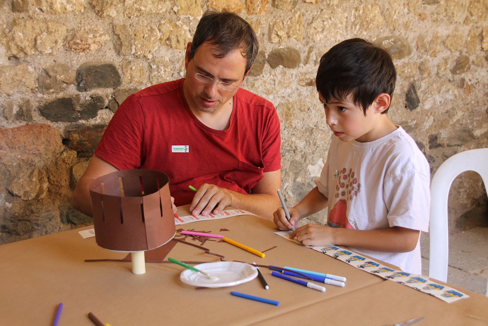 Taller de joguines òptiques al Claustre en família. FOTO: Paula Galván