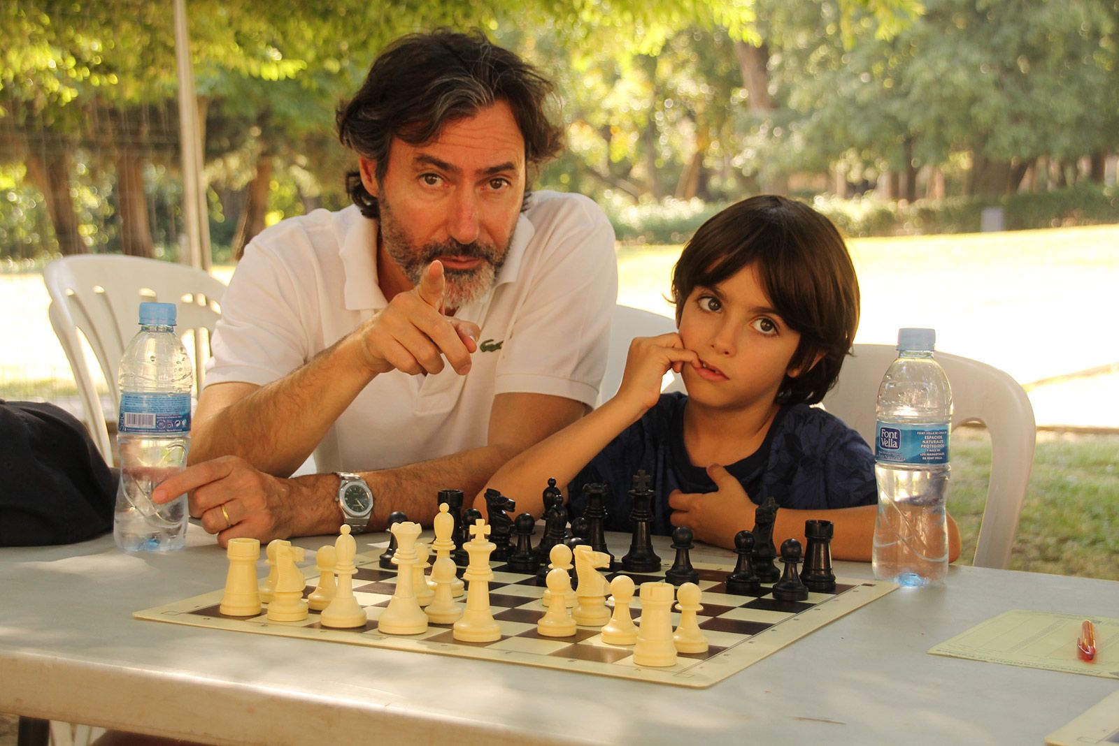 Torneig de partides simultànies d'escacs als Jardins del Monestir. FOTO: Paula Galván