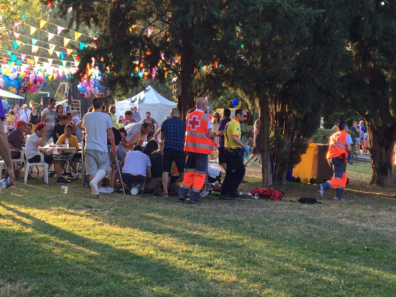 Els Serveis d'Emergència intentaven reanimar al jove al parc Central. FOTO: Paula Galván