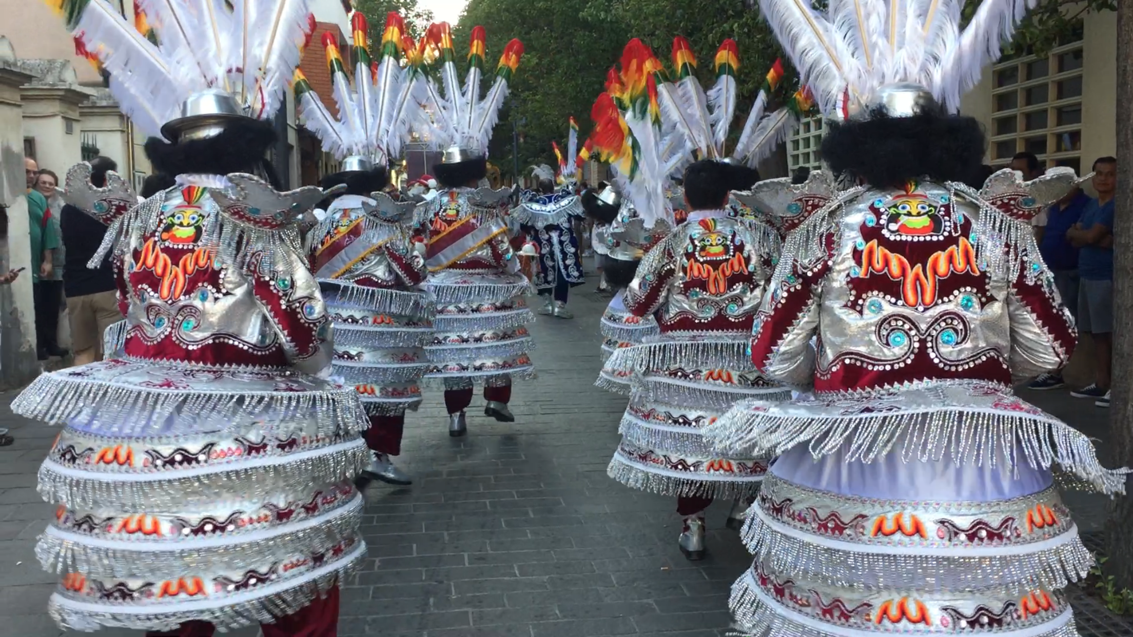 La rua de 'Bolívia a Sant Cugat' de la Festa Major