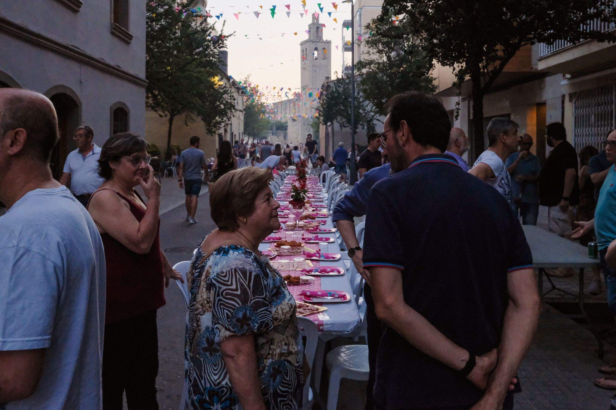 Preparant un sopar popular de barri. Foto: Alex Gómez
