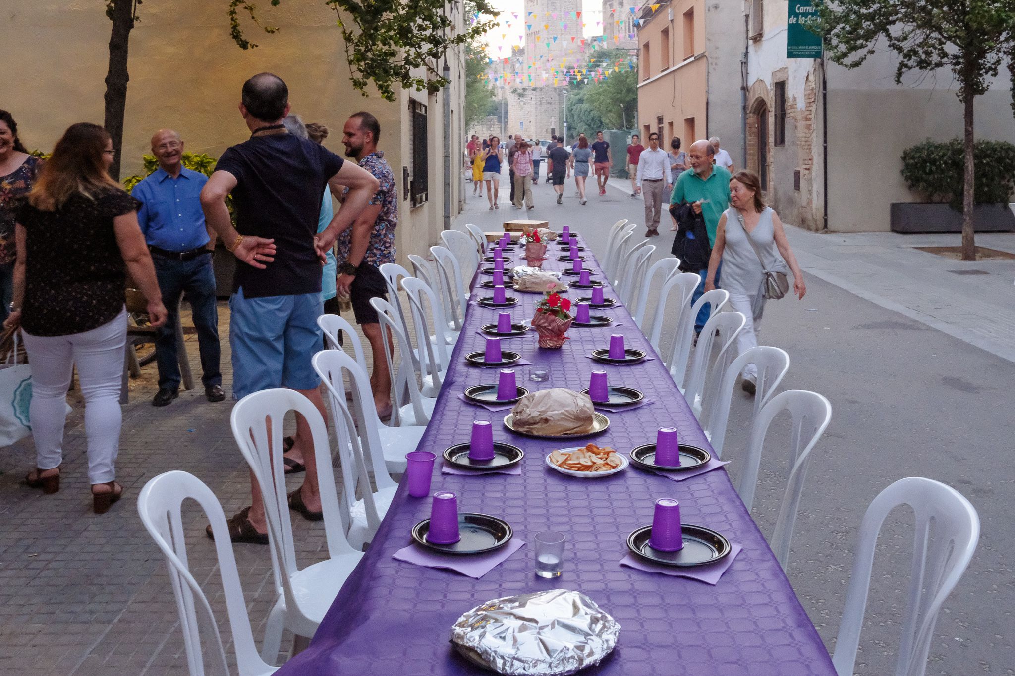 Preparant un sopar popular de barri. Foto: Alex Gómez