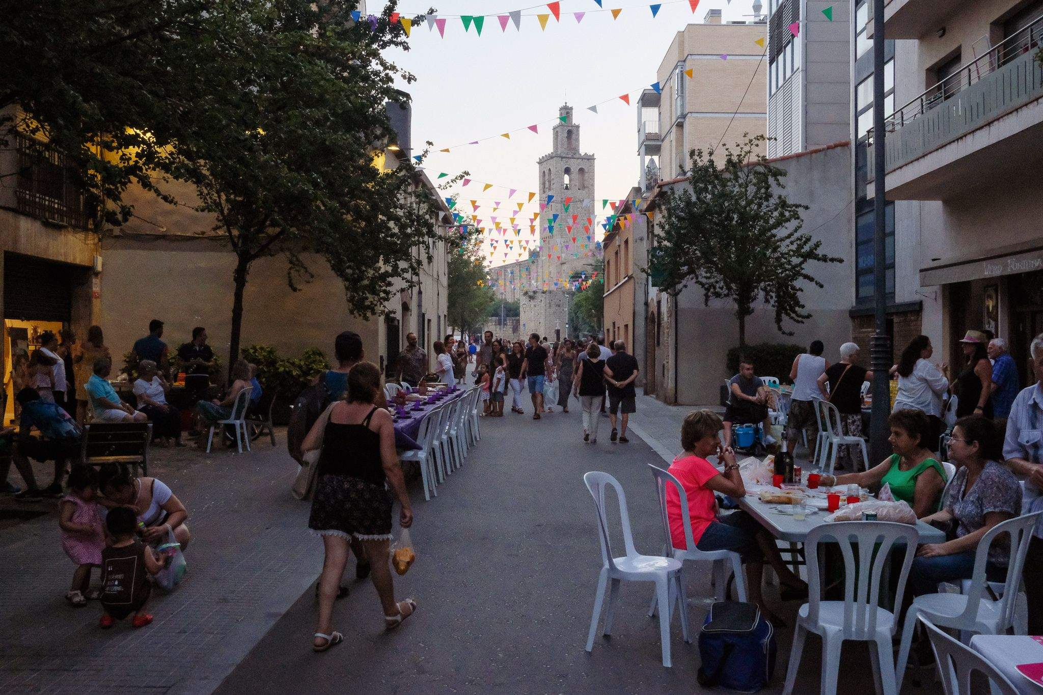 Sopar popular de barri. Foto: Alex Gómez