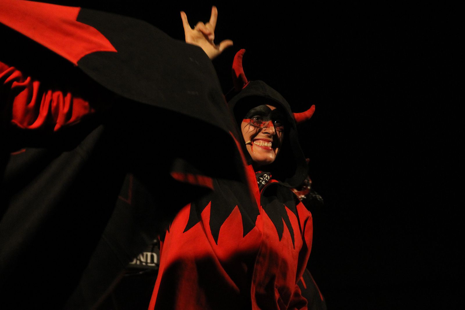 Versots dels diables per acabar el Correfoc. FOTO: Paula Galván