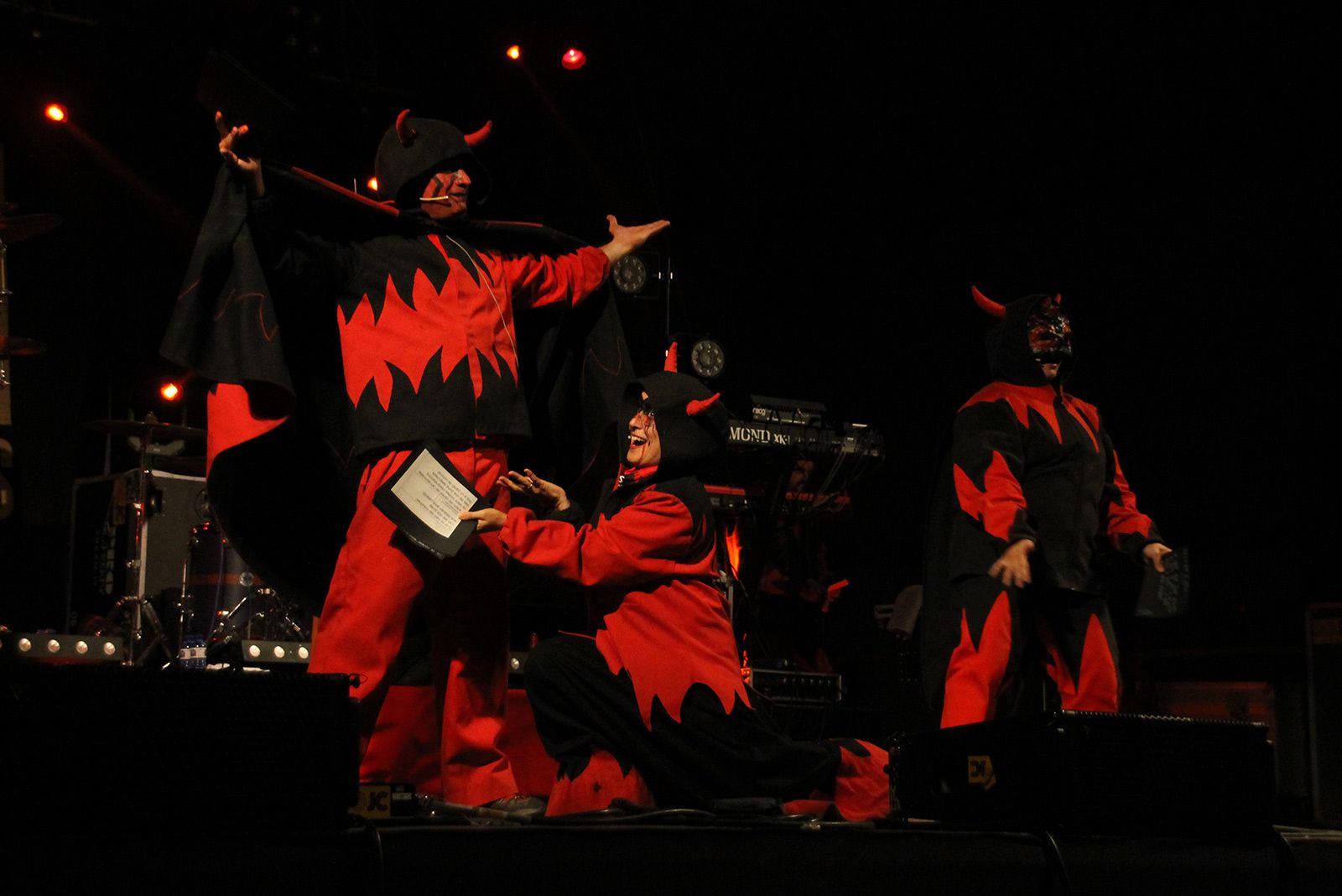 Versots dels diables per acabar el Correfoc. FOTO: Paula Galván