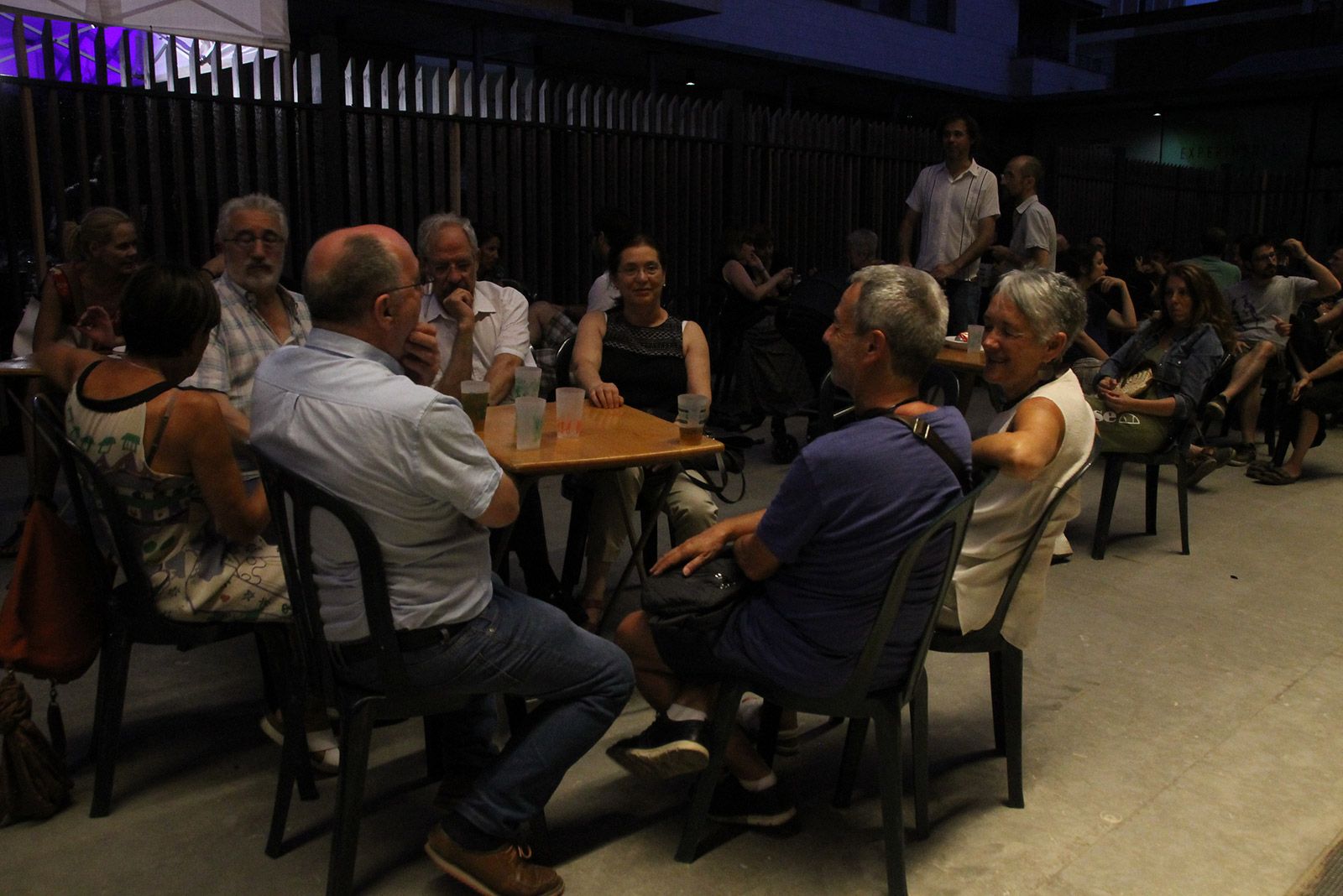 Música i sopar a la plaça del Jazz. FOTO: Paula Galván