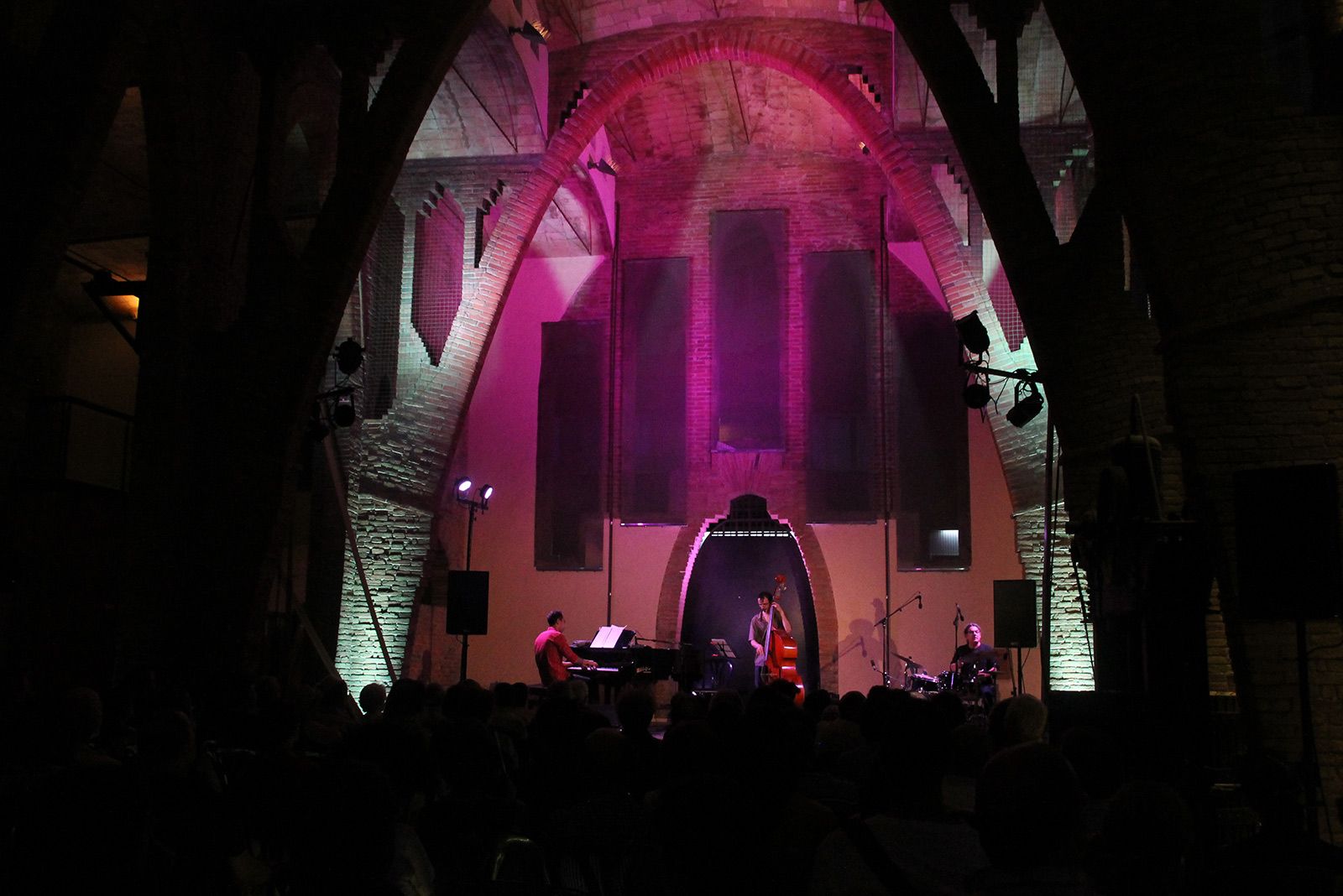Música i sopar a la plaça del Jazz. FOTO: Paula Galván