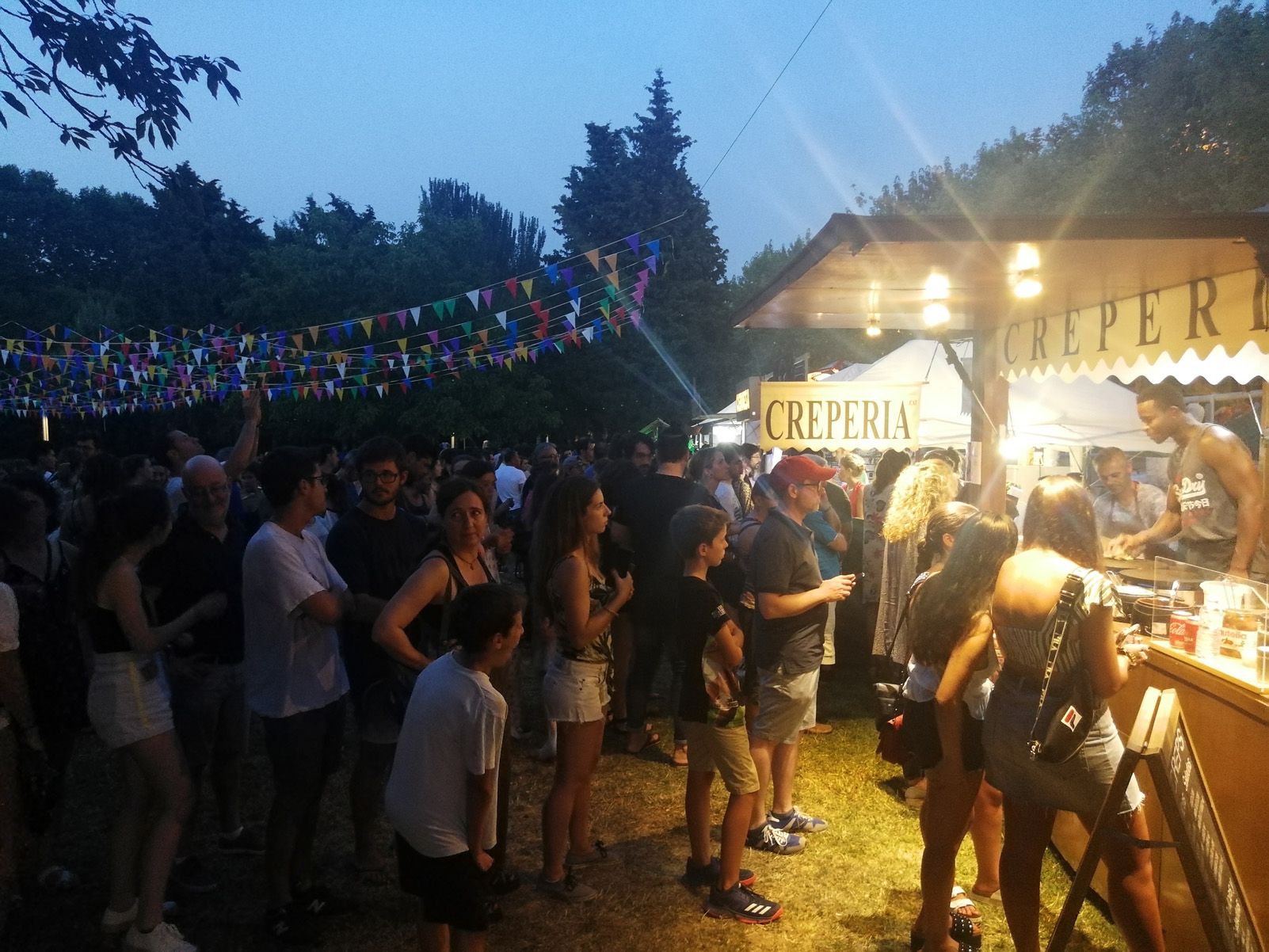 El sopar abans del Castell de Focs. Foto: Bernat Millet.