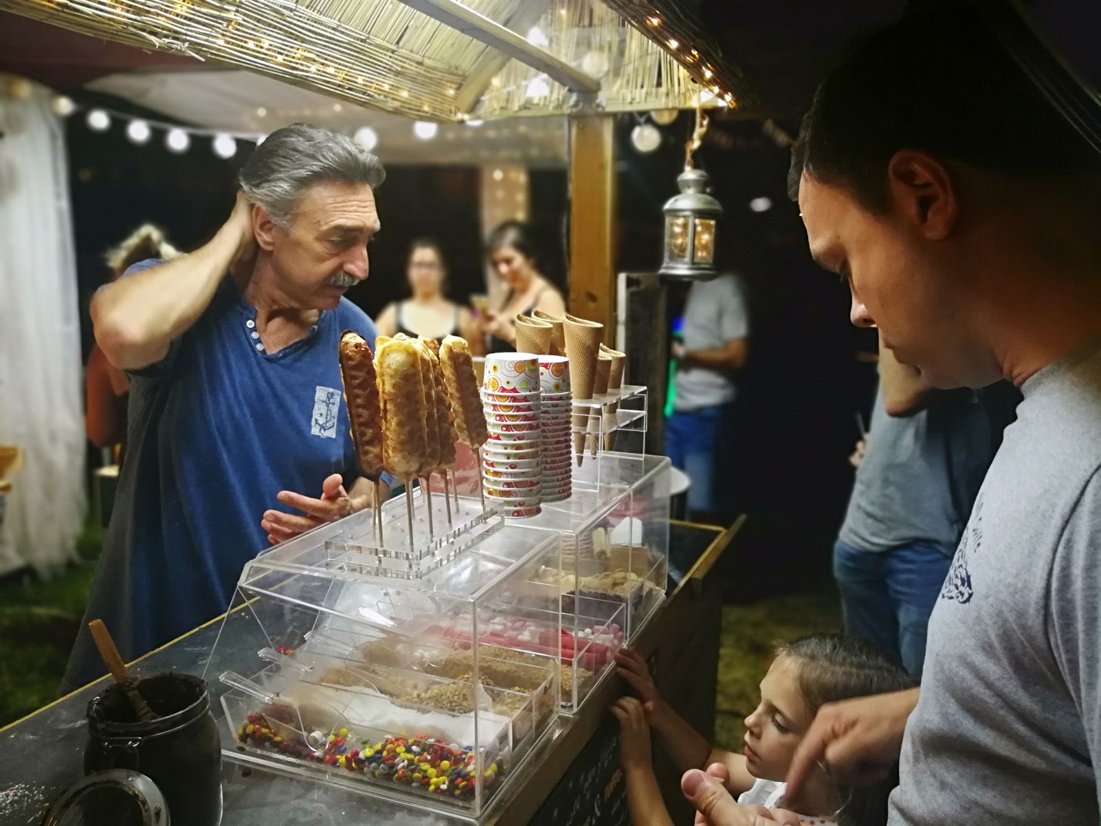 El sopar abans del Castell de Focs. Foto: Bernat Millet.